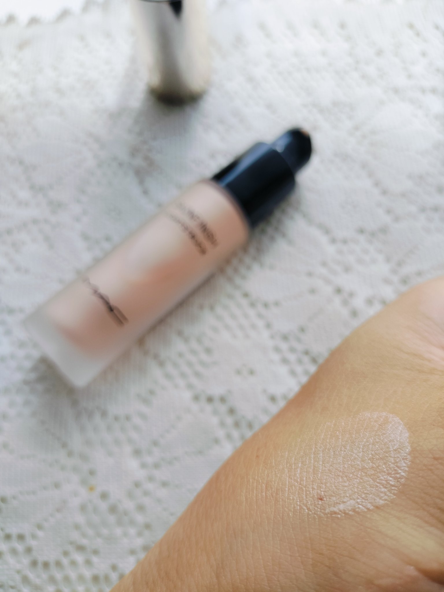 スキンフィニッシュ ライトストラック リキッド ハイライター/M・A・C/リキッドハイライトを使ったクチコミ（3枚目）