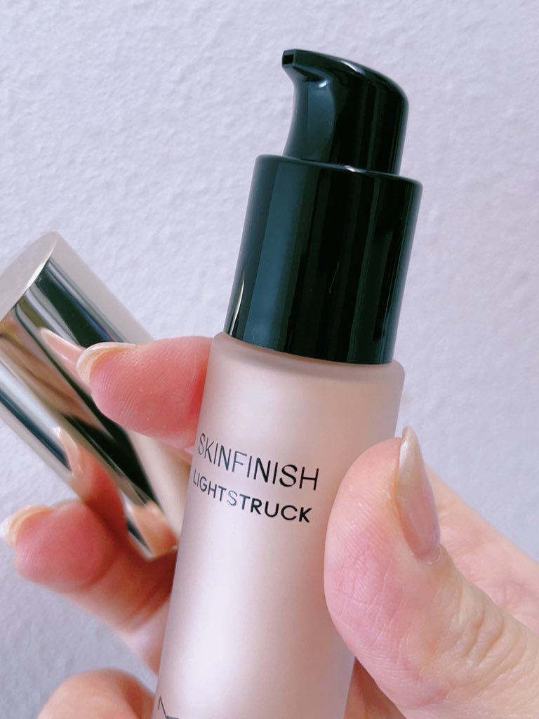 スキンフィニッシュ ライトストラック リキッド ハイライター/M・A・C/リキッドハイライトを使ったクチコミ（2枚目）