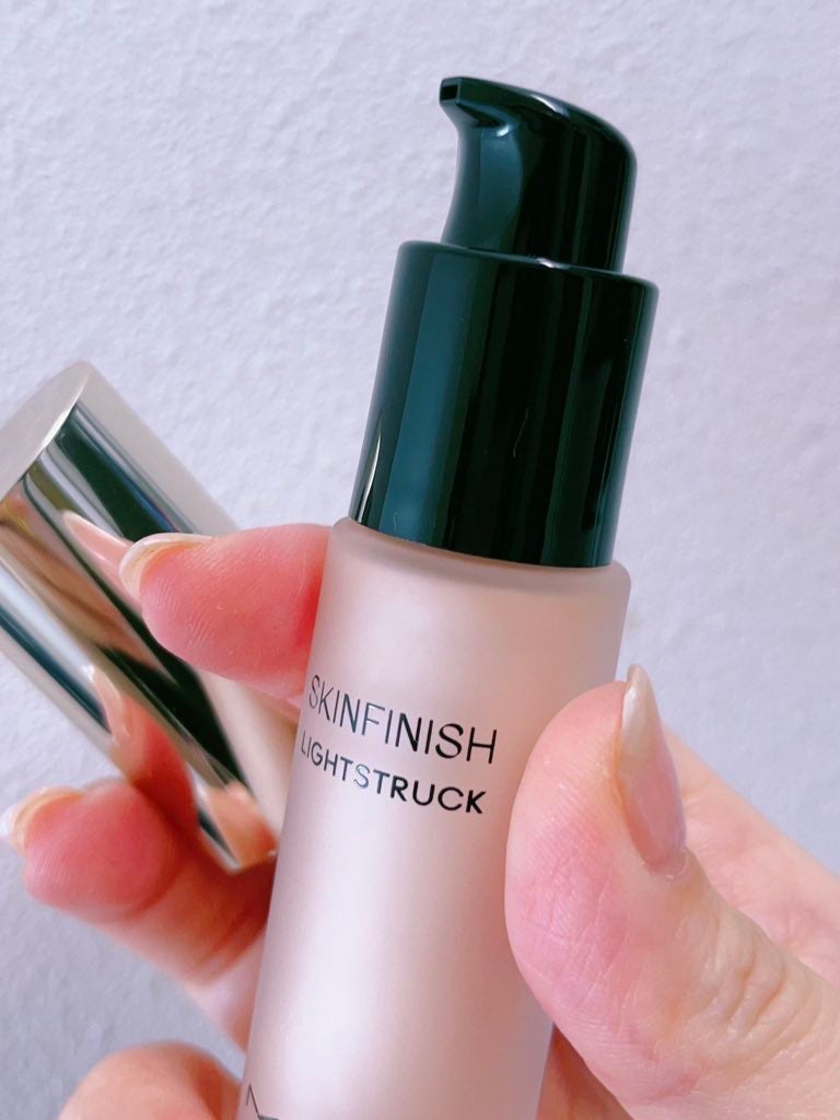 スキンフィニッシュ ライトストラック リキッド ハイライター/M・A・C/リキッドハイライトを使ったクチコミ(2枚目)