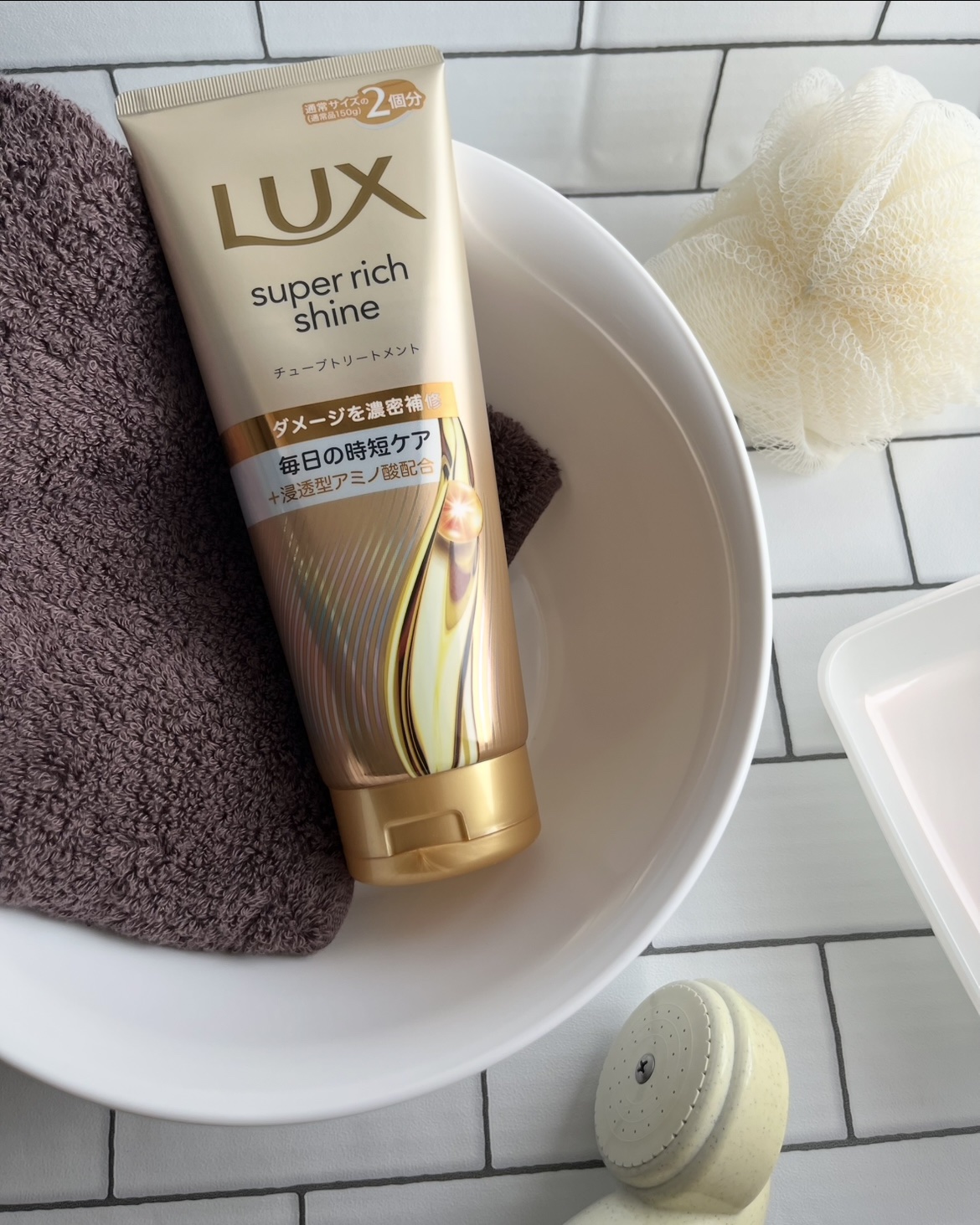 コクのあるテクスチャーで
髪にしっかりなじむと感じますし、
すすぎ時もぬるつかず
スムーズだと思えました。

毛先までしっとりまとまるのに
ベタッと重く仕上がらないところがお気に入りです。

また、うっとりするような華やかな香りと
洗練され