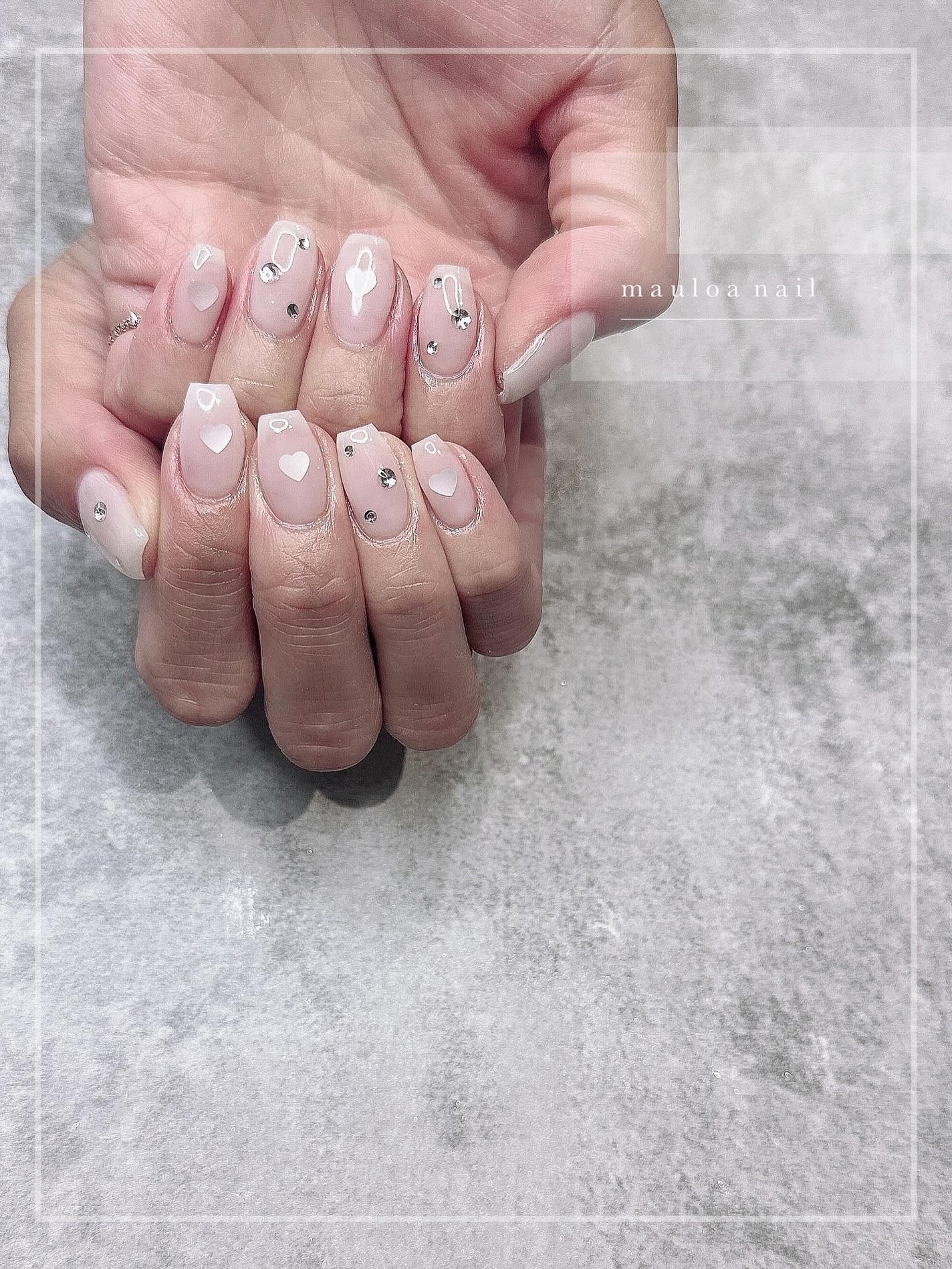 mauloa_nail on LIPS 「・乳白色ときらきら🤍・・・・・#乳白色ネイル#ネイルデザイ..」(1枚目)