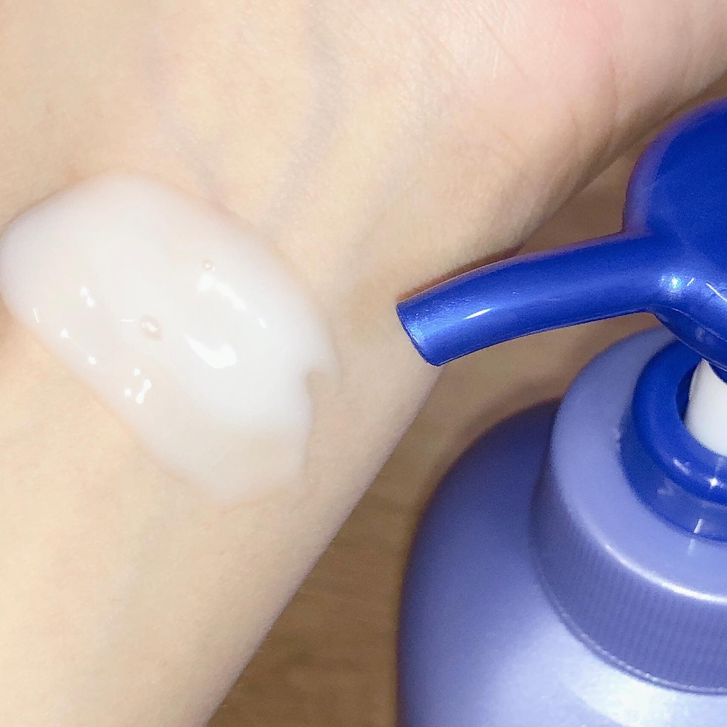 ニベア ルーセントビューティ ディープモイスチャー 浸透保湿美容液ボディミルク リッチローズの香り/ニベア/ボディミルクを使ったクチコミ（3枚目）