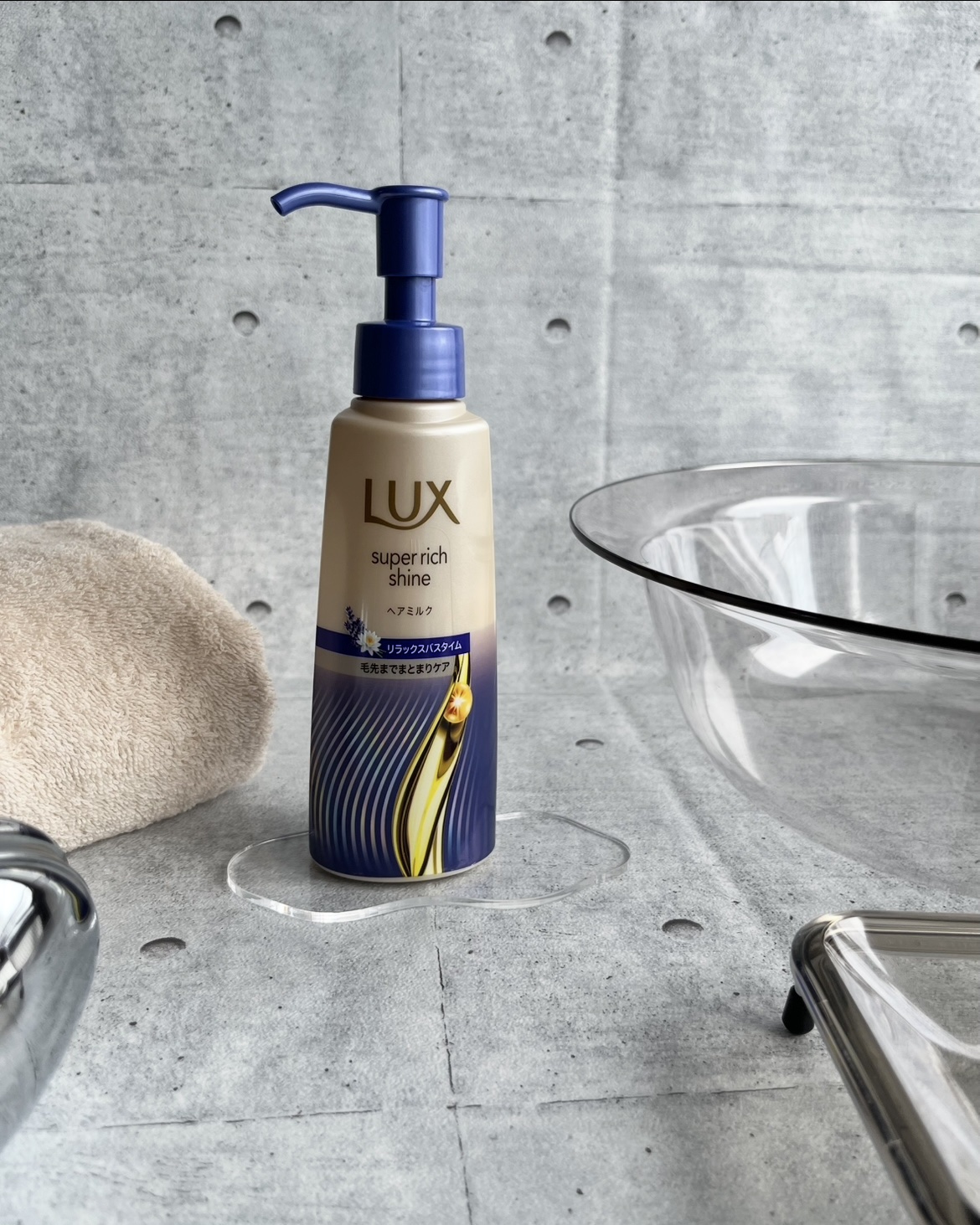 なめらかなテクスチャーで伸びとなじみが良く
毛先までしっかりまとまるのにベタッと重くならず、
軽やかな印象に仕上げられると感じました。

睡蓮とラベンダーを基調とした
ゆったり落ち着く香りも自分好みですし
ブルー×ゴールドのパッケージもオシ