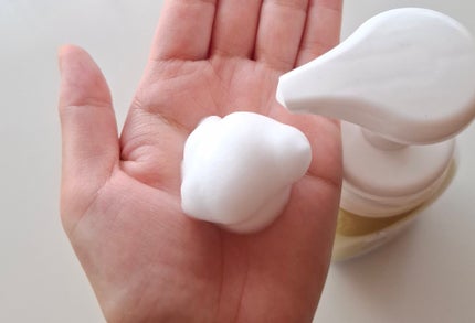 マックス アレルジーナ 泡洗顔のクチコミ「\\ 弱酸性処方♡ //
日本で唯一『抗ヒスタミン成分*2』を洗顔料に配合。ムズカユ*1.....」(2枚目)