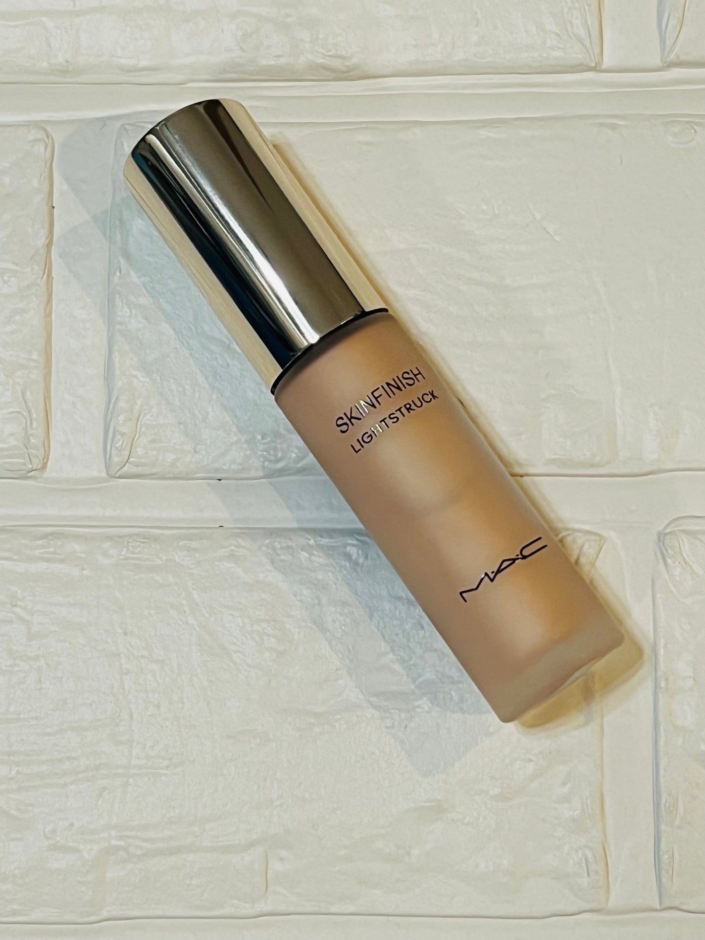 スキンフィニッシュ ライトストラック リキッド ハイライター/M・A・C/リキッドハイライトを使ったクチコミ(1枚目)