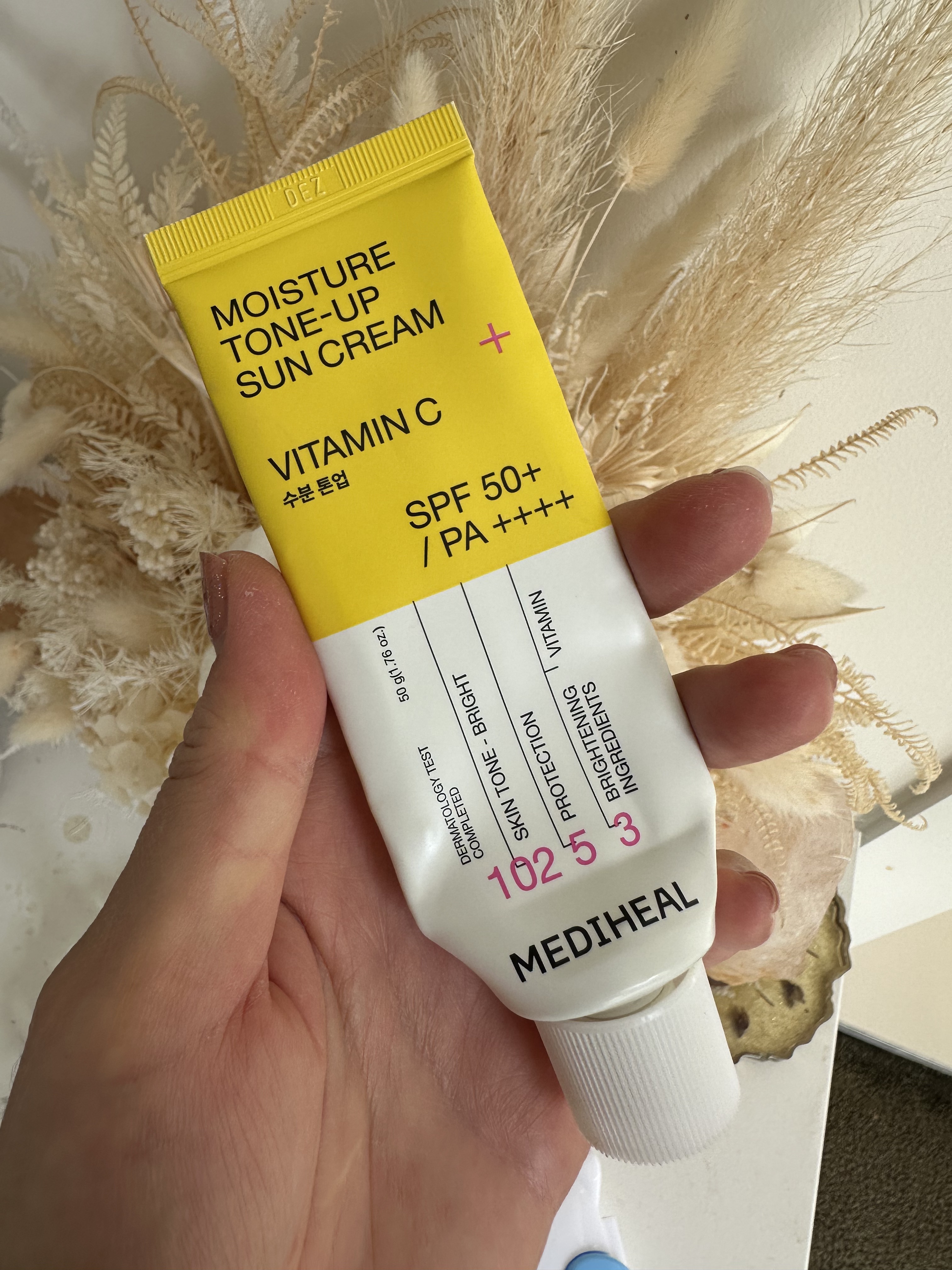 メディヒール ビタミンC
モイスチャートーンアップ日焼け止め 50ml

#使い切りレビュー

ビタミンC配合なので、良いかなと思い購入
保湿力は高く伸びも良く、無香料なのは良いが、白浮きする！！

顔に使っていたので、すっぴんの日はこちら