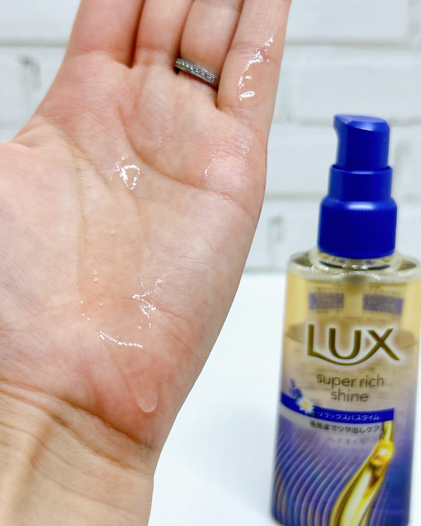 ラックス　スーパーリッチシャイン リラックスナイトケア　まとまりヘアオイル/LUX/ヘアオイルを使ったクチコミ（3枚目）