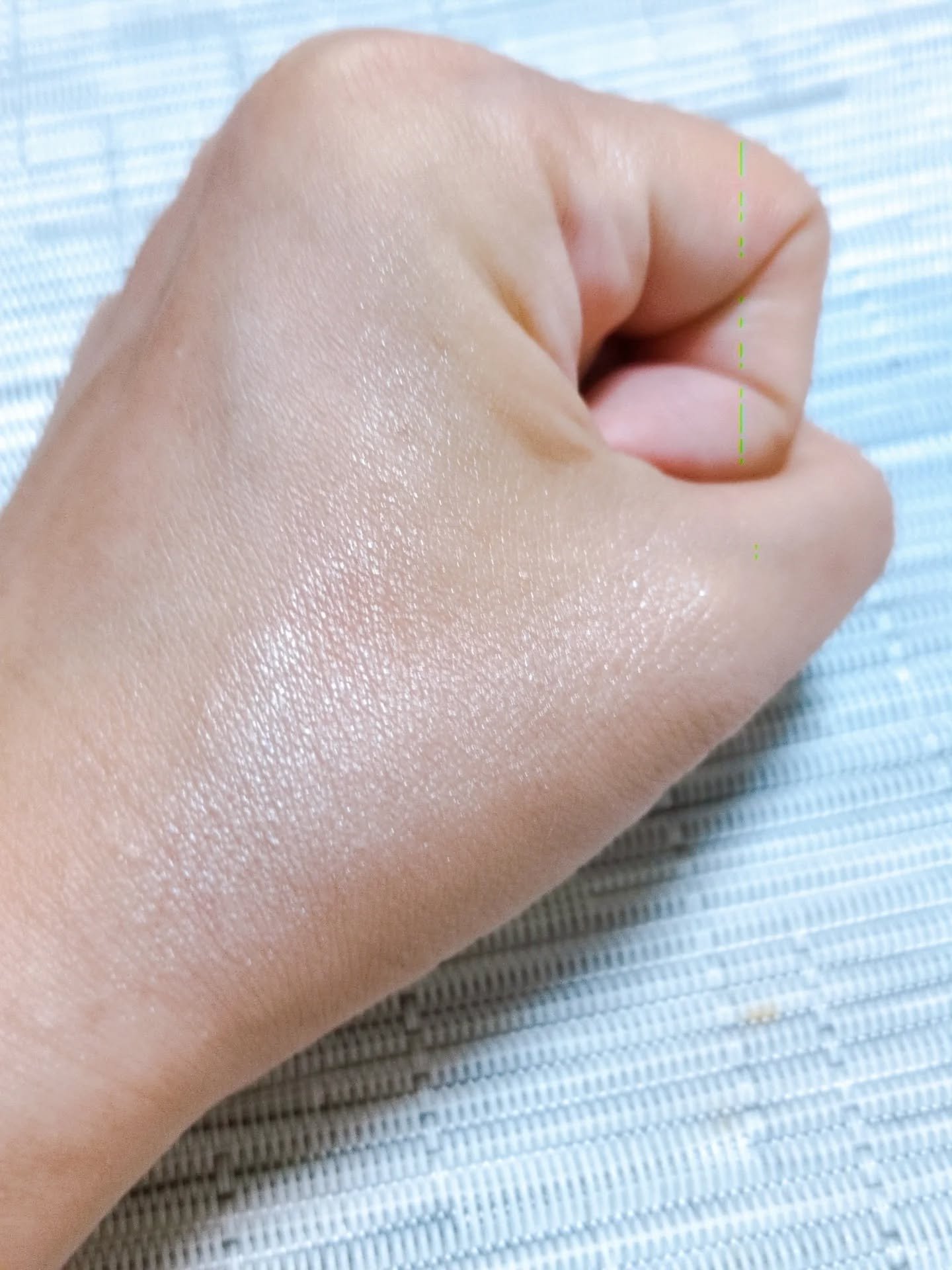 スキンフィニッシュ ライトストラック リキッド ハイライター/M・A・C/リキッドハイライトを使ったクチコミ（2枚目）