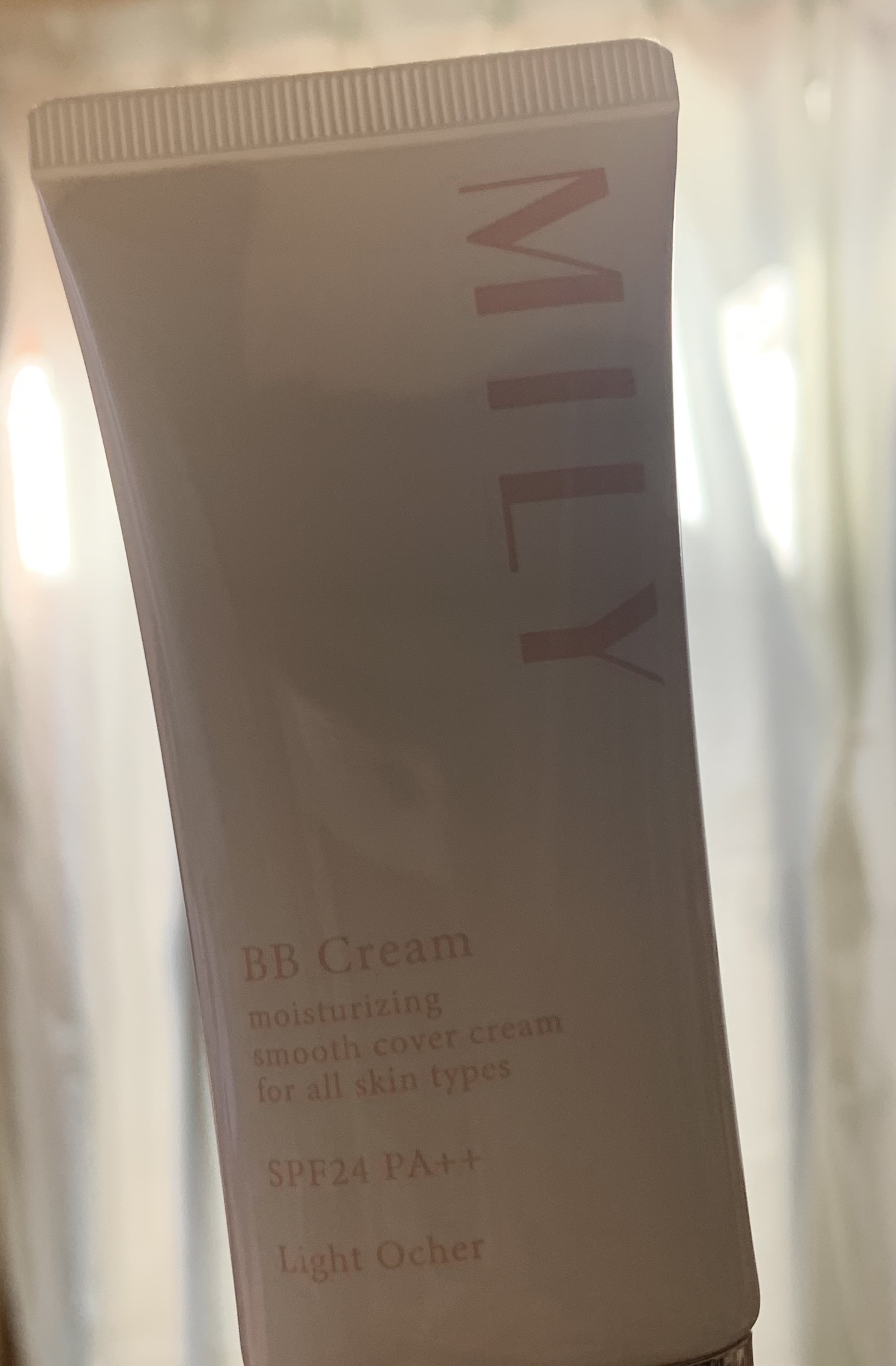 MILY

ML  BBクリーム

ライトオークル

楽天市場でＮｏ．1らしいので
次のファンデ買うまでのつなぎ兼薄化粧時使用なのでコスパ重視でディスカウントショップで約500円で購入♡


使用感としては
少し伸びが良くないかもって感じで