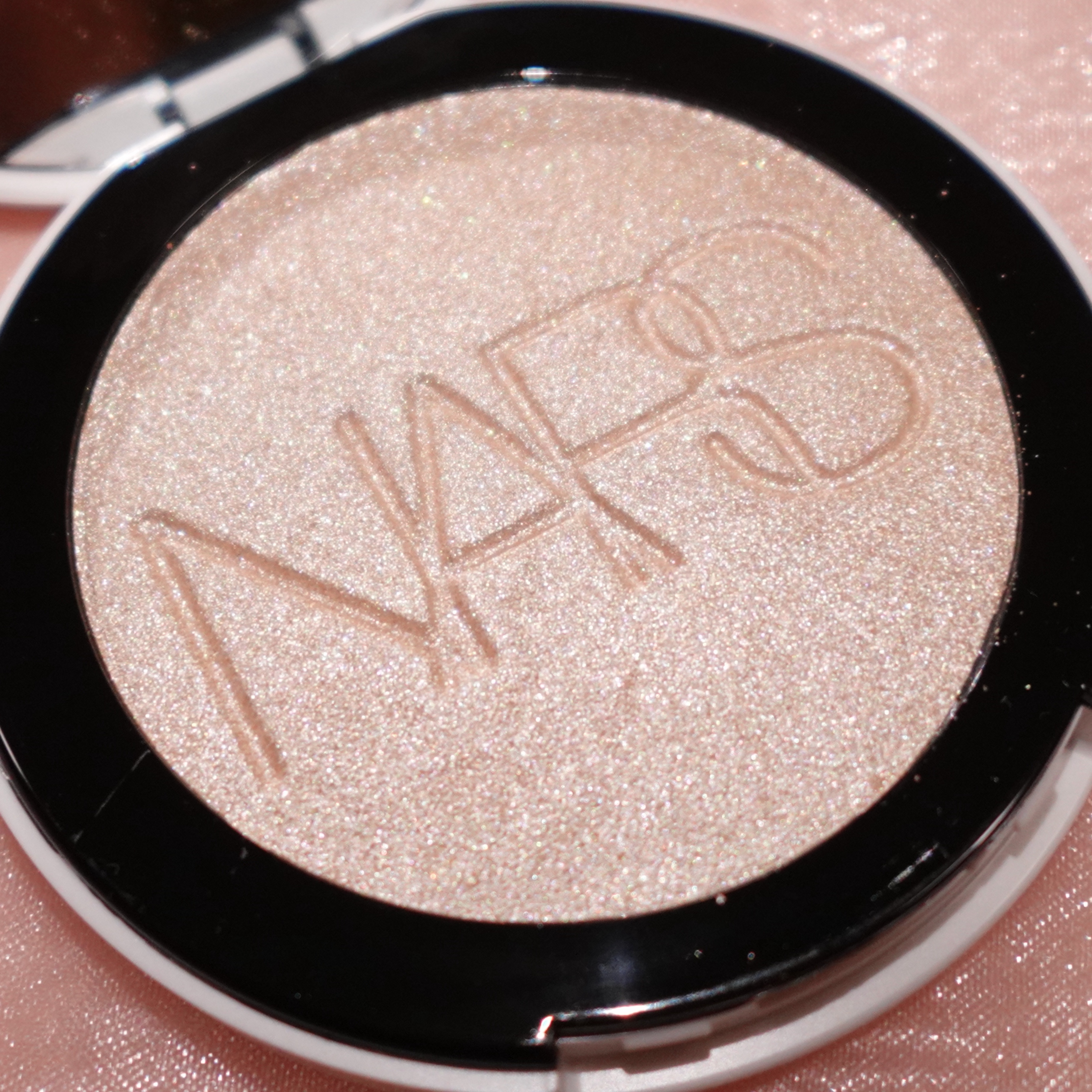 NARS ライトリフレクティング ルミナイジングパウダー/NARS/パウダーハイライトを使ったクチコミ（2枚目）