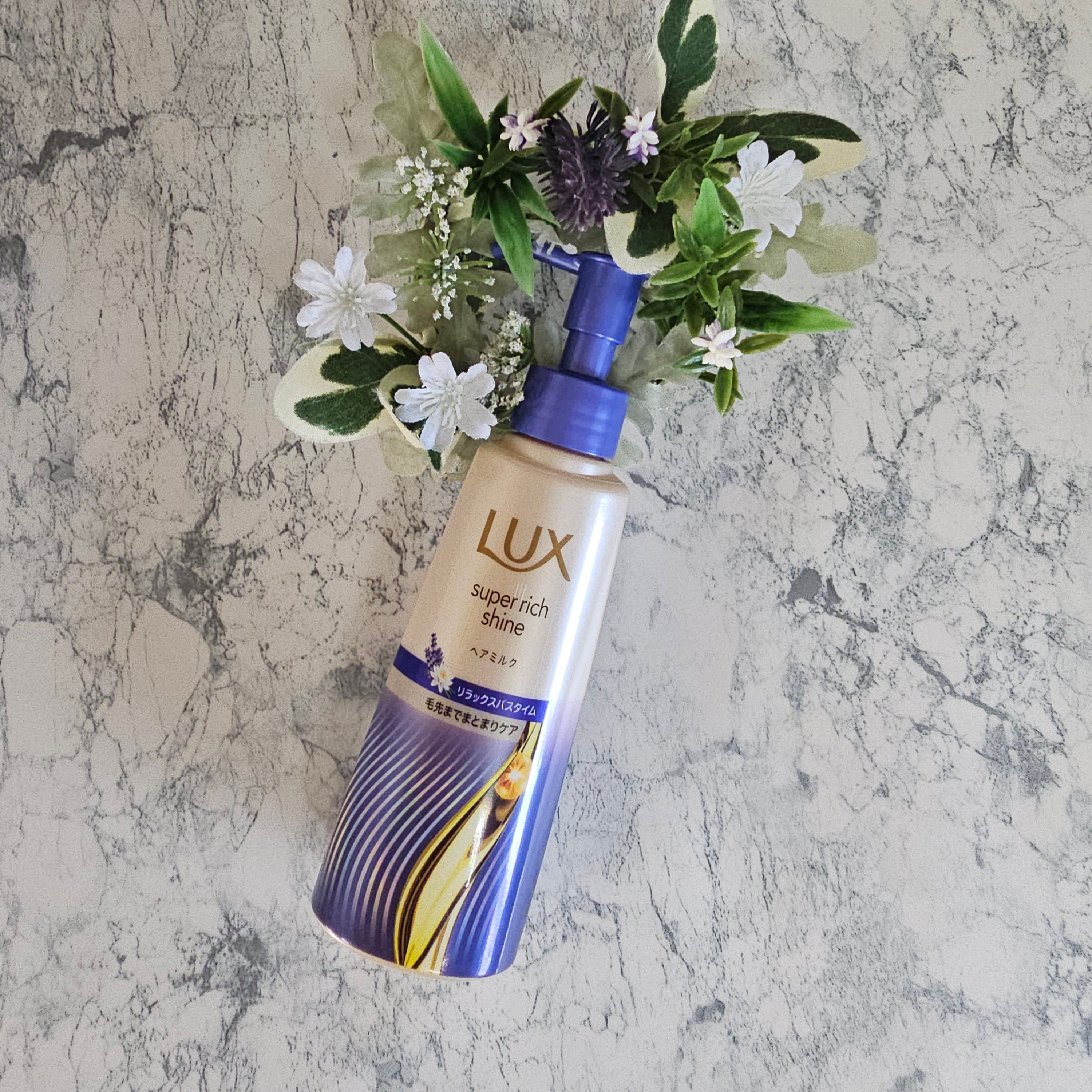 カッコいいデザインボトルのヘアミルク
ラックスのヘアケアは素敵なデザインボトルが多いですね
商品名にナイトケアとあるので、夜をイメージしたデザインかな？
ボトルの形も手に馴染む形で面白いです

内容量は、100mlです
睡蓮とラベンダーの落