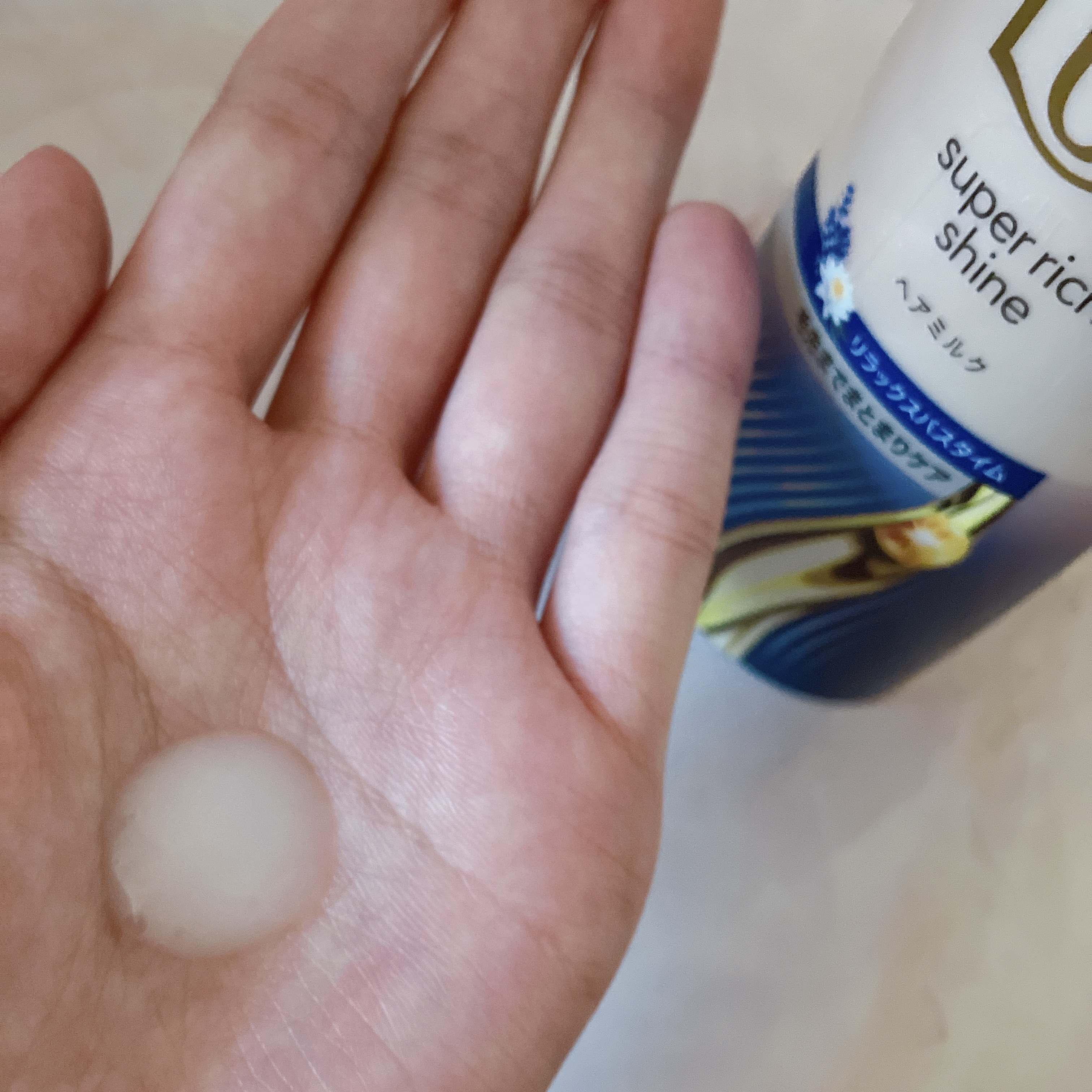 ラックス　スーパーリッチシャイン リラックスナイトケア　まとまりヘアミルク/LUX/ヘアミルクを使ったクチコミ（2枚目）