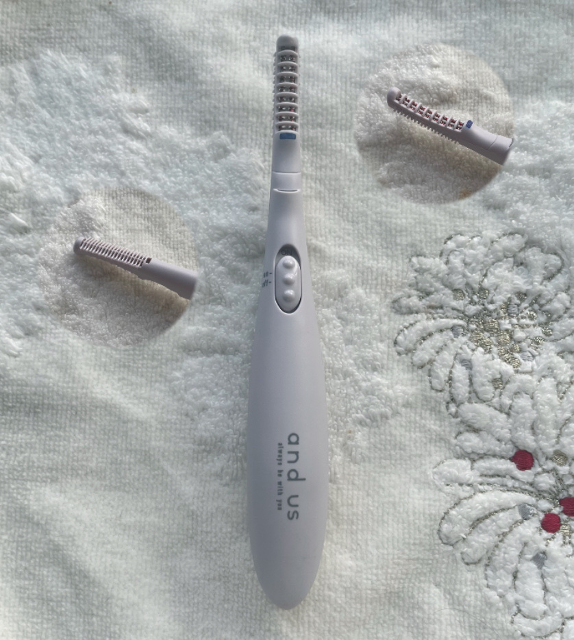 and us　ホットアイラッシュカーラー

¥1,100

スリコで買った！
ホットビューラーのなかでも安いと思う

すぐ温まるよ!
熱すぎないけど、しっかり温かくて好き！

二面あって、
画像右→ボリュームコーム
まつげに束感をつくります