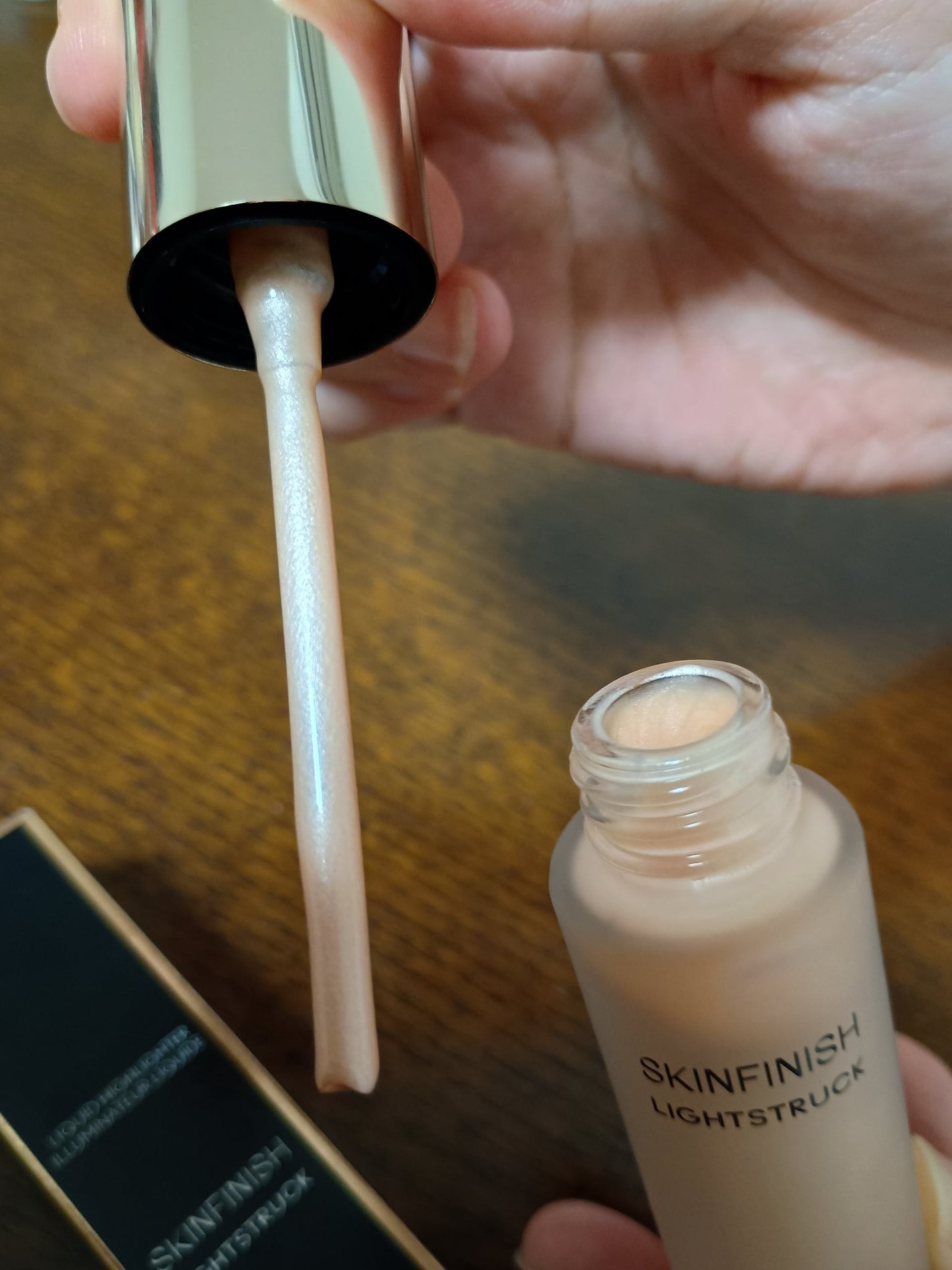 スキンフィニッシュ ライトストラック リキッド ハイライター/M・A・C/リキッドハイライトを使ったクチコミ(2枚目)