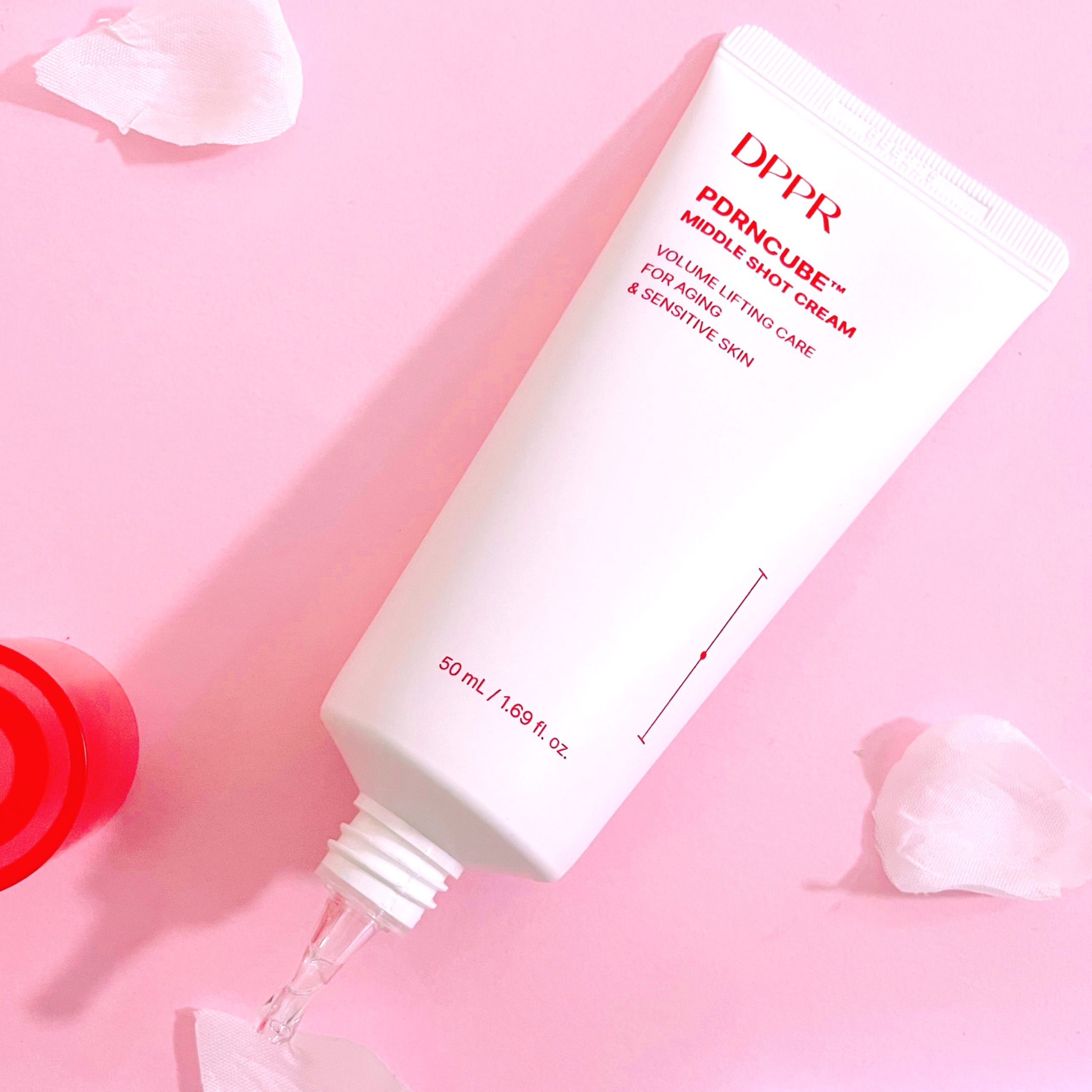 ◯PDRNキューブミドルショットクリーム
透明カプセルのようなイクラ状のPDRN CUBE™ が肌に触れると弾けて、奥まで弾力をコーティング。
顎ラインからぐっと引き上げるボリュームケアで、失われがちな立体感を取り戻します！
ローズの香りが
