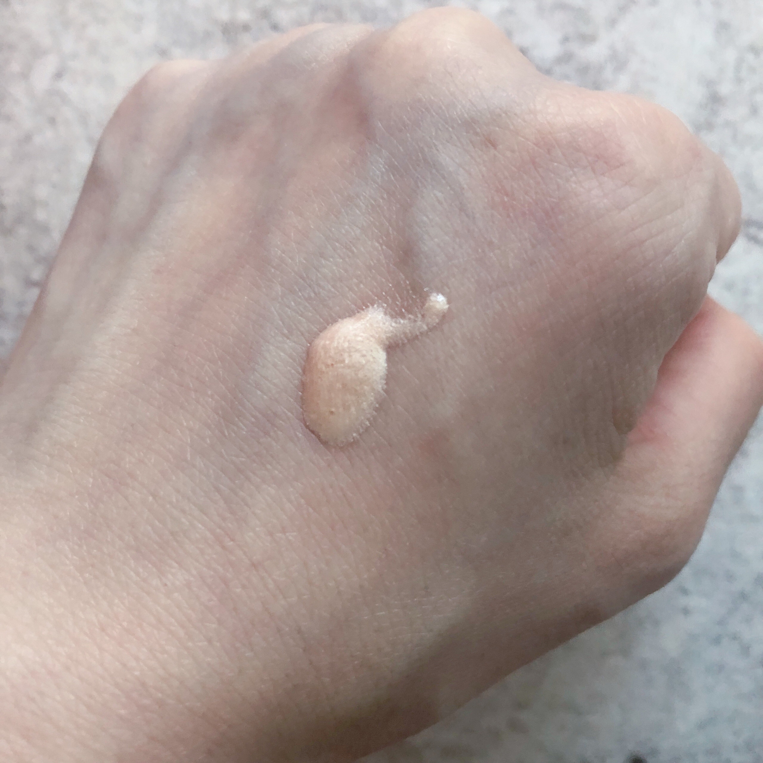 スキンフィニッシュ ライトストラック リキッド ハイライター/M・A・C/リキッドハイライトを使ったクチコミ（3枚目）