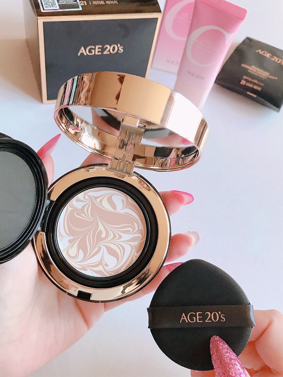 今回、提供いただきました2アイテムは以下のとおり。

AGE20'Sシグネチャーエッセンスカバーパクト 21号　全3色
SPF50+・PA++++ 5,456円

AGE20’S ビタCスキンケアトーンアップ化粧下地
SPF50+・PA++