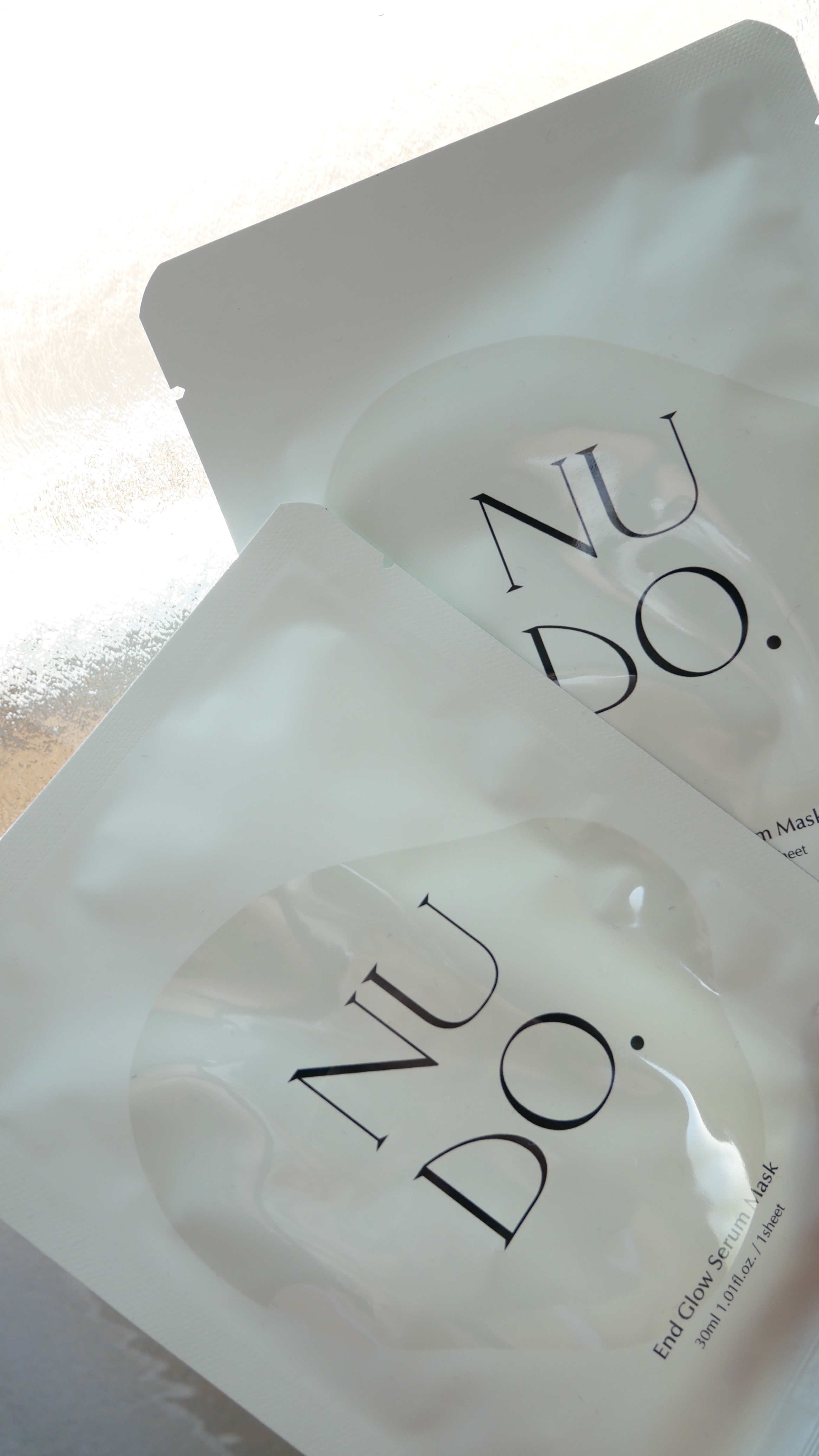 NUDOのシートマスクは
厚みがちょうどよくて顔にぴったり密着。

美容液もひたひたで、
肌にすっとなじむのにベタつかず、
使ったあとはもっちり吸い付くような質感になります。

乾燥が気になる夜に使うと
翌朝の肌がしっとり整って化粧ノリもア