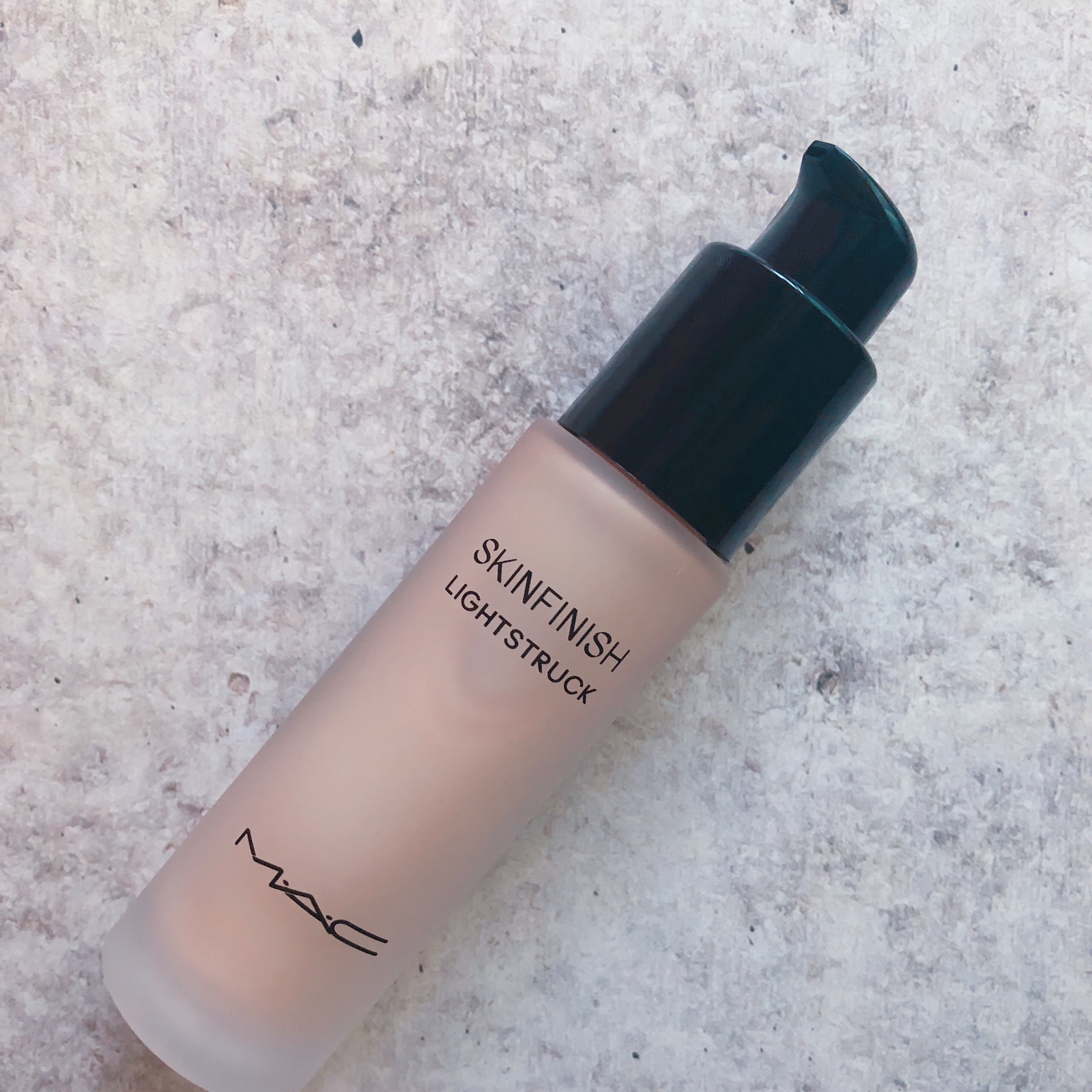 スキンフィニッシュ ライトストラック リキッド ハイライター/M・A・C/リキッドハイライトを使ったクチコミ（2枚目）