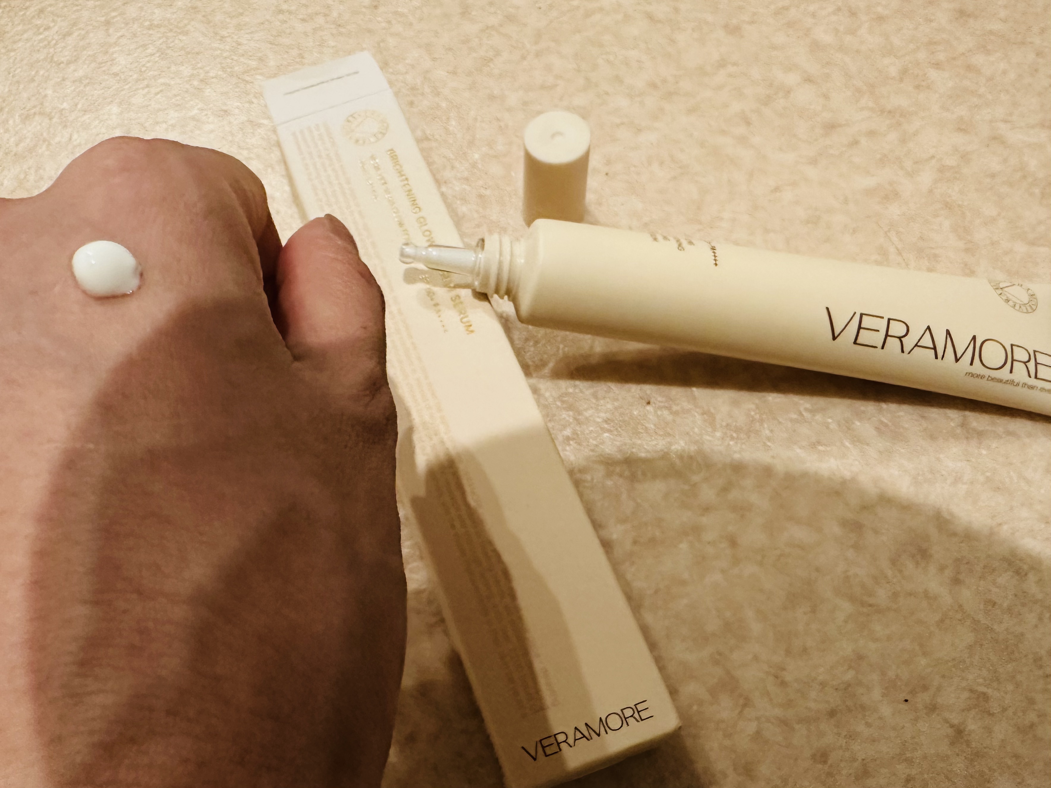 VERAMORE BRIGHTENING GLOWING SUN SERUM/VERAMORE/日焼け止めローションを使ったクチコミ（1枚目）