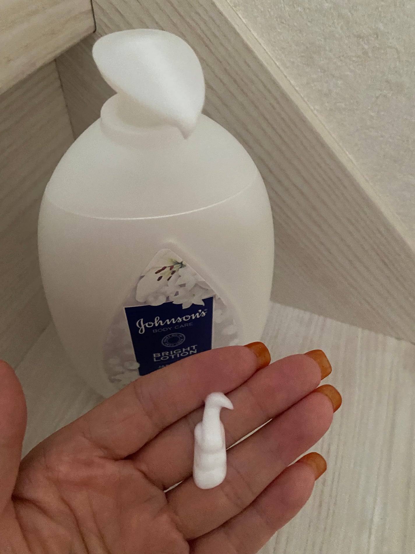 バイブラント ラディアンス アロマミルク/ジョンソンボディケア/ボディミルクを使ったクチコミ(3枚目)