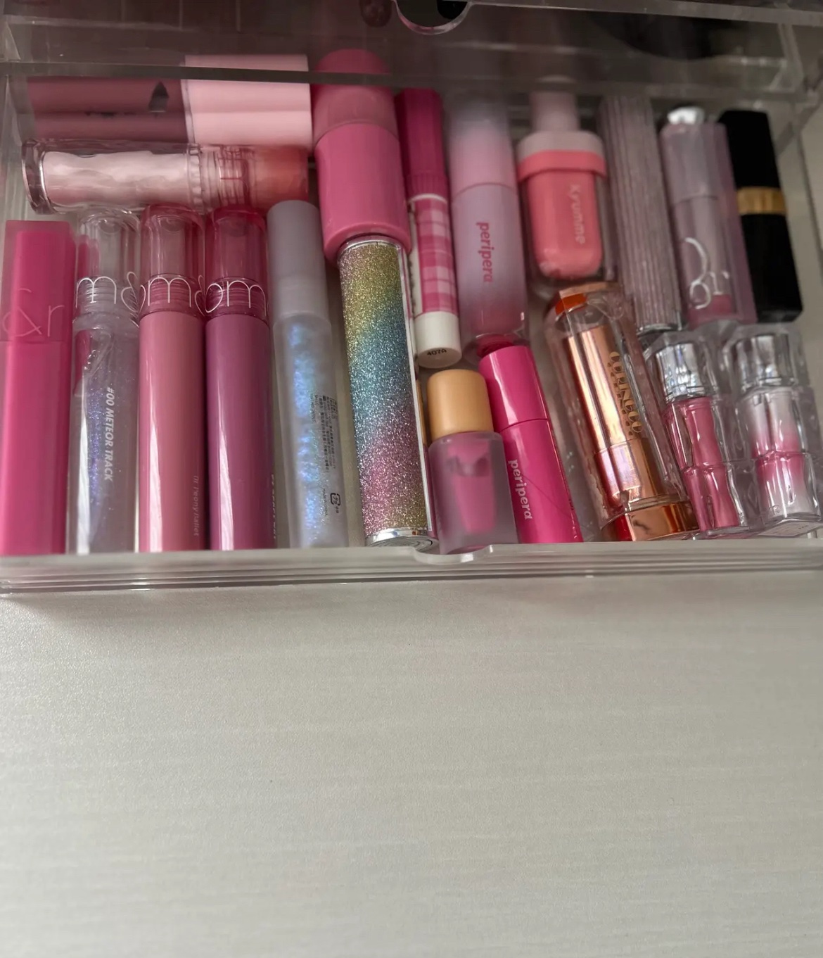 グラスティングカラーグロス 04（『たまごっち』デザイン）/rom&nd/リップグロスを使ったクチコミ（1枚目）