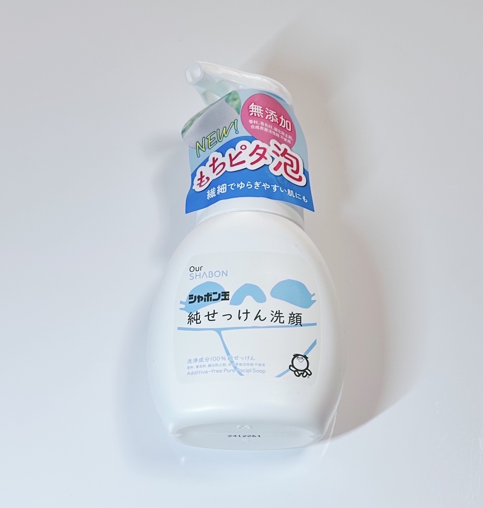 シャボン玉石けん
純せっけん洗顔
200ml  660円（税込）

洗浄成分は純せっけん100％で、原材料は「水」「カリ石ケン素地」のみという、とてもシンプルな処方です。

保湿効果の高いオリーブオイルを、カリ石ケン素地の原料として使用して