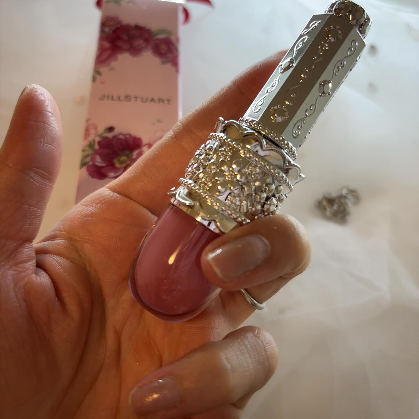 リップラッカー　ブルーミングガーランド/JILL STUART/口紅を使ったクチコミ（3枚目）