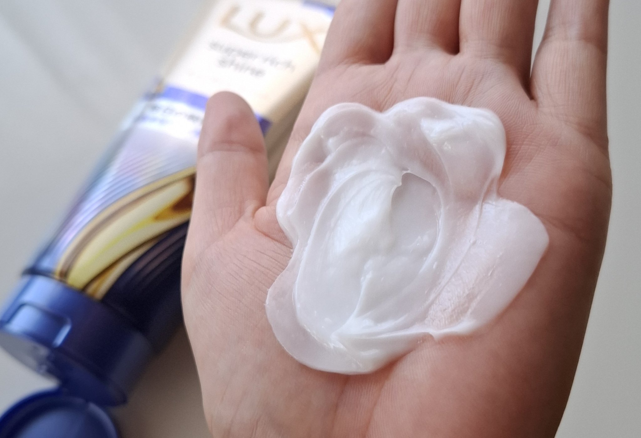 LUX ラックス　スーパーリッチシャイン  リラックスナイトケア　まとまりチューブトリートメントのクチコミ「\\  たっぷり大容量サイズで高コスパ♡  //
（通常品150g×2コ分）

摩擦で広がりや.....」（3枚目）