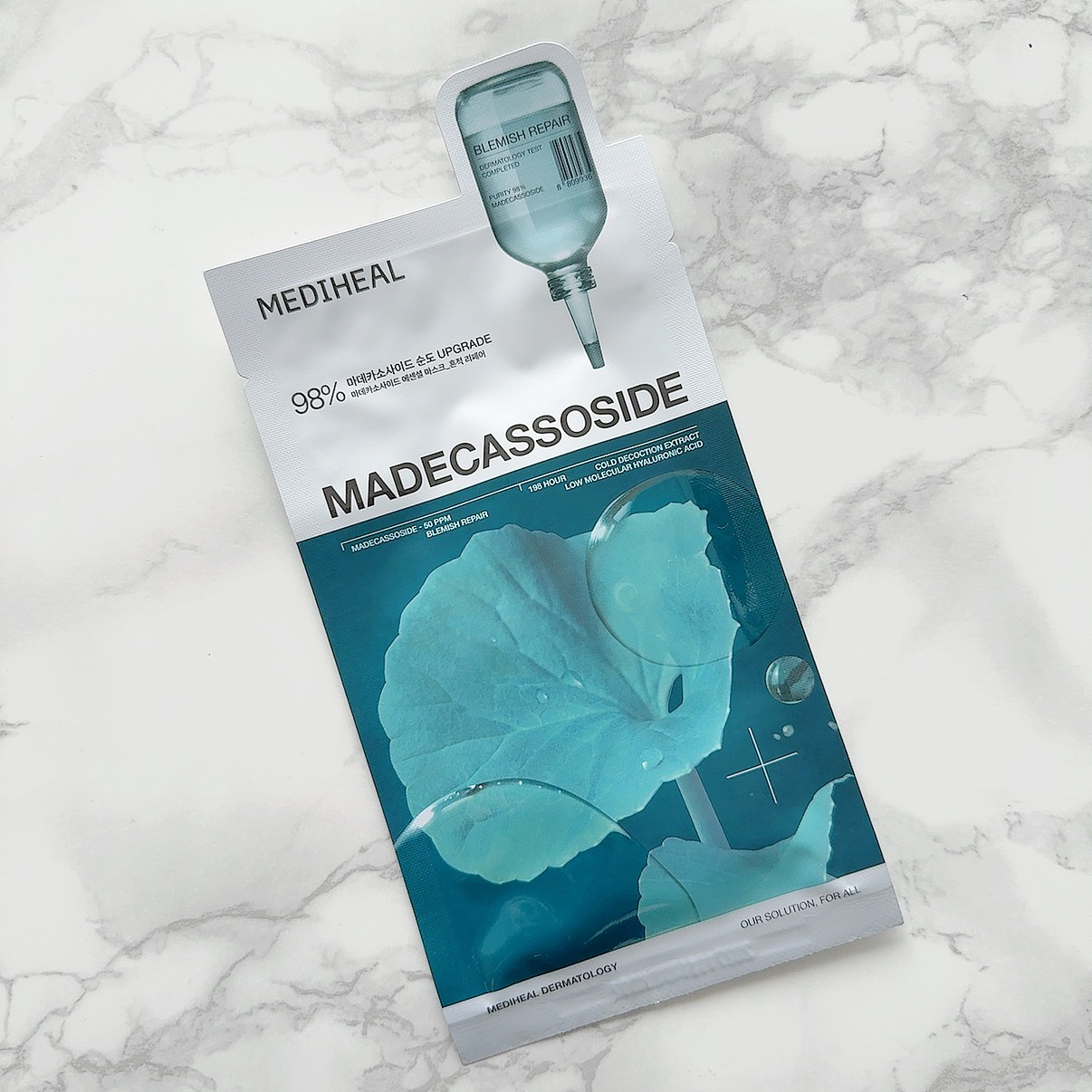 純度98%のマデカッソシド配合で、角質層のすみずみまでうるおいを行き渡らせて、肌荒れや乾燥によるくすみを防ぐマスクです✨

1枚ずつのパッケージなので持ち運びにもいいしなんかリッチな気分になります😂

たっぷり美容液入ってますがみずみずし