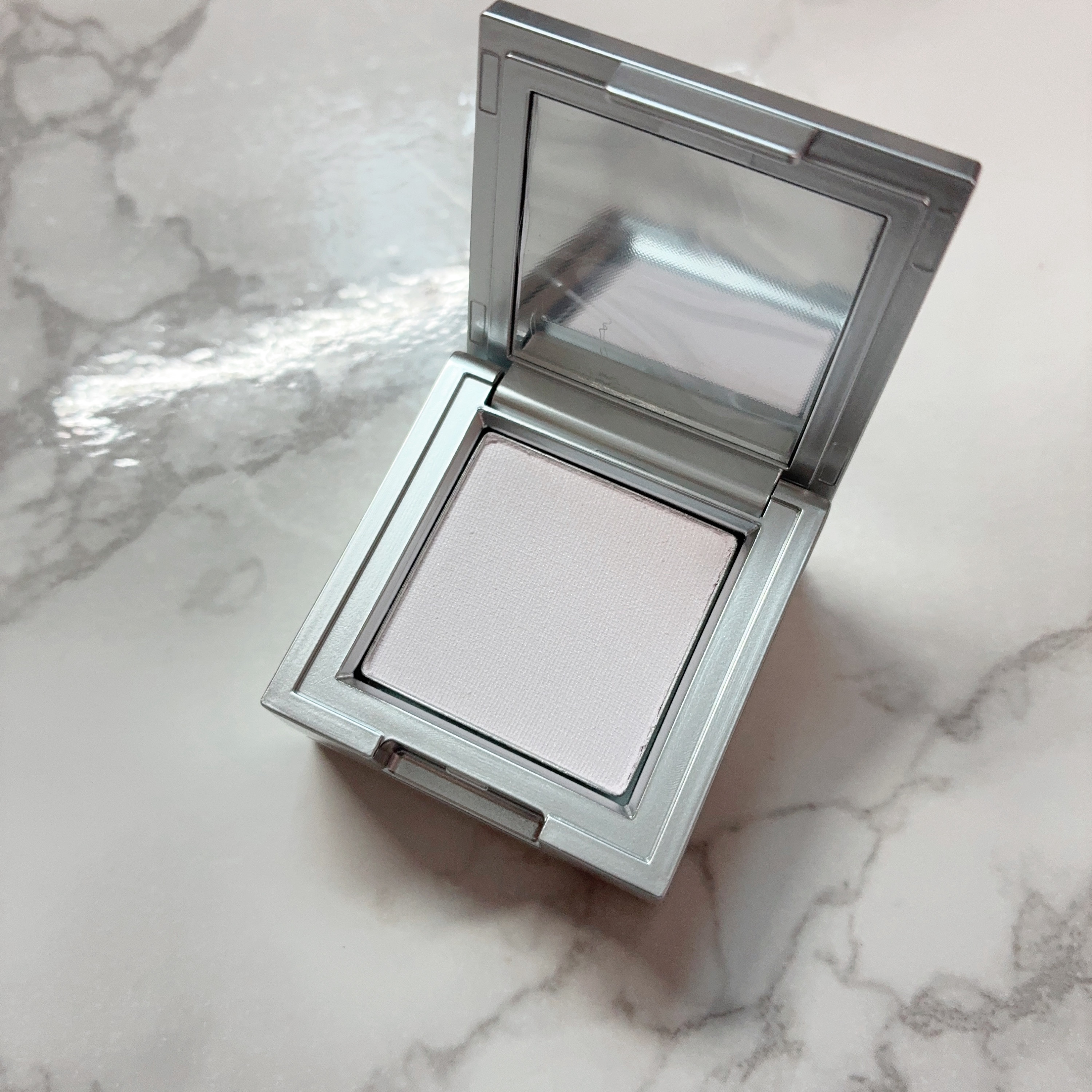 ストロビングフェイスキューブ/TWO SLASH FOUR/ハイライトを使ったクチコミ（3枚目）