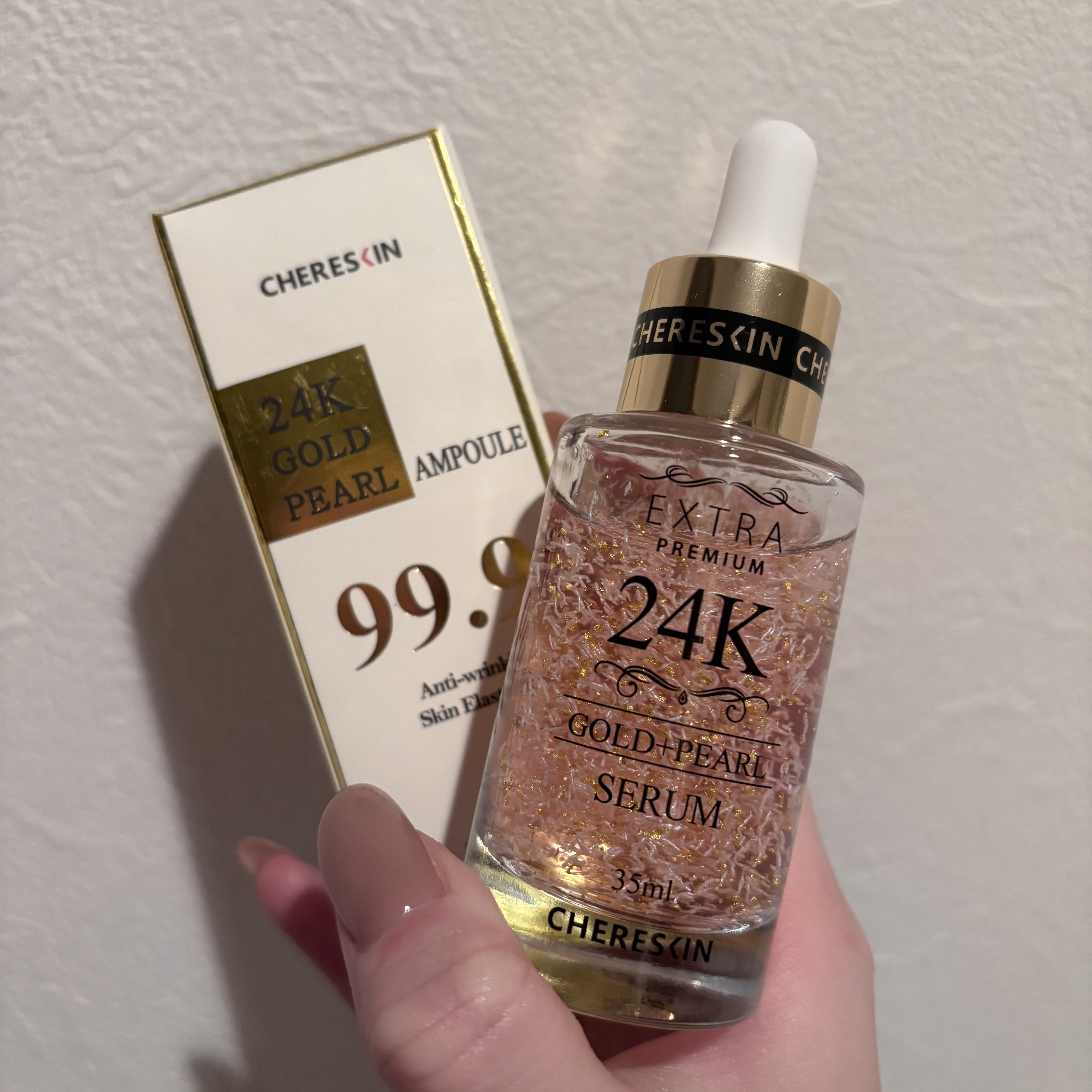 CHERESKIN Anti-wrinkle
Skin Elasticity

韓国でオススメされ購入した美容液。
金粉が流行っていて、美白系をお願いしたらこの美容液をオススメされました。

中がすごく変わっていて、金粉と繊維が入っています