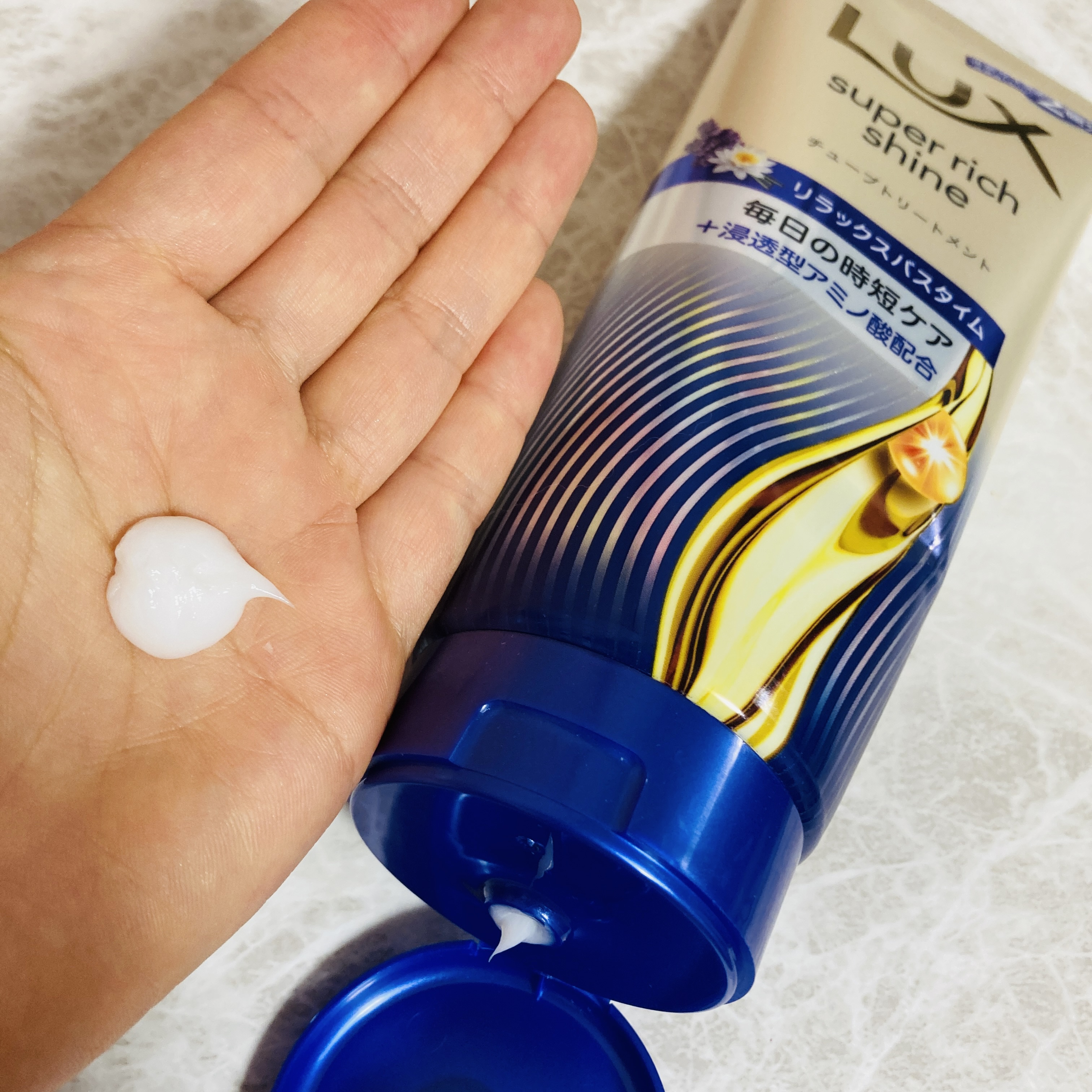 ラックス　スーパーリッチシャイン  リラックスナイトケア　まとまりチューブトリートメント/LUX/洗い流すヘアトリートメントを使ったクチコミ（3枚目）