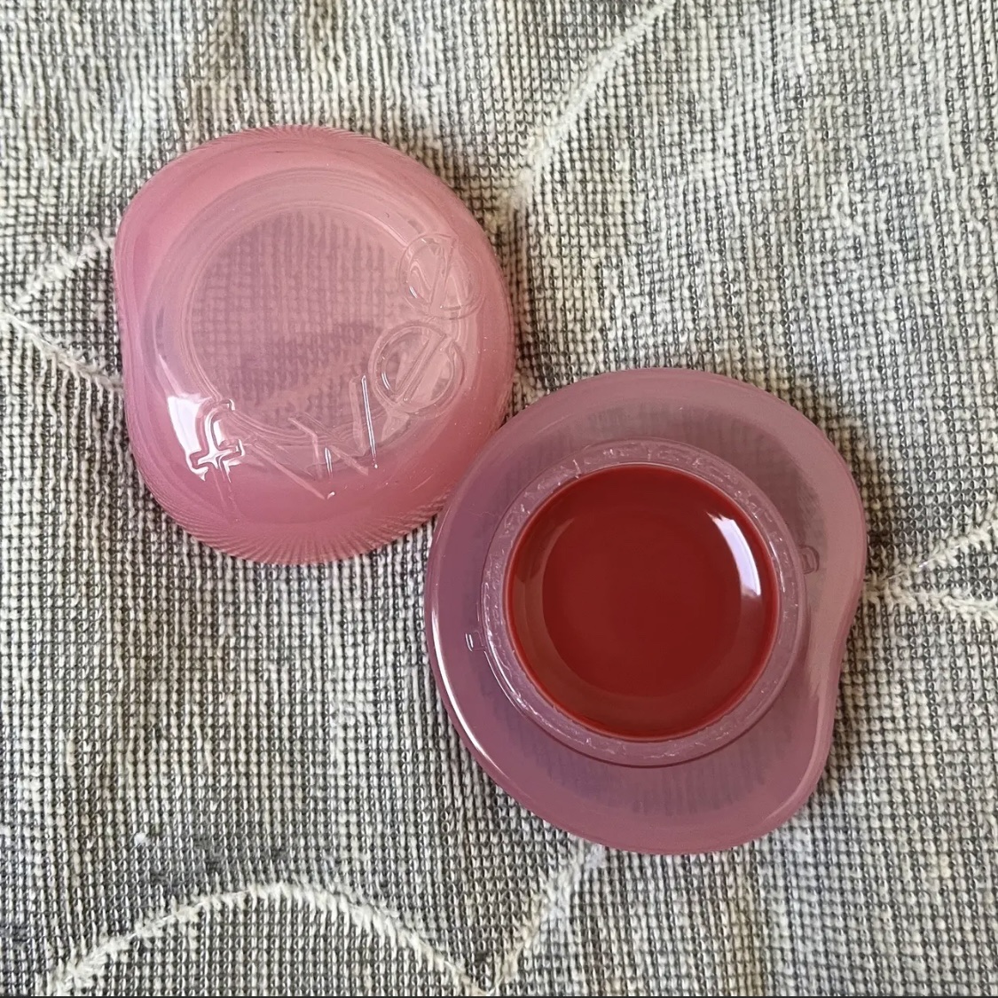 フィー リップアンドチーク グローイジェリーポット JS01 ロージーグレイズ/fwee/リップグロスを使ったクチコミ（2枚目）