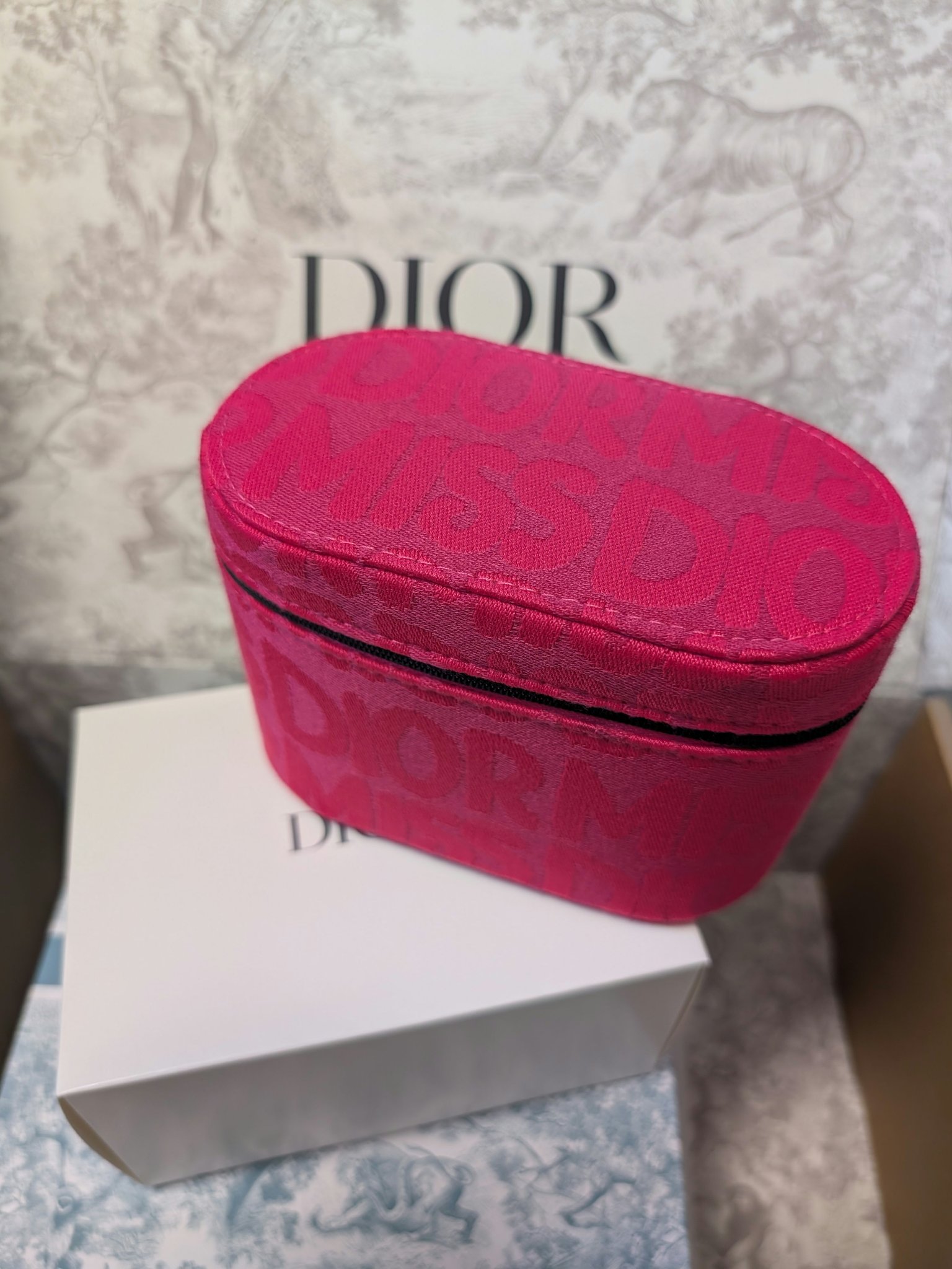 ただの購入品(ノベルティ)紹介ですが、
今回のDiorノベルティのポーチが
どタイプすぎて👉🏻👈🏻///

平成BBAにグッとくる←言い方w
ショッキングピンク👝  ̖́-
最高…🫣❤️ 

何を収納しようかなー🫣❣️

使う