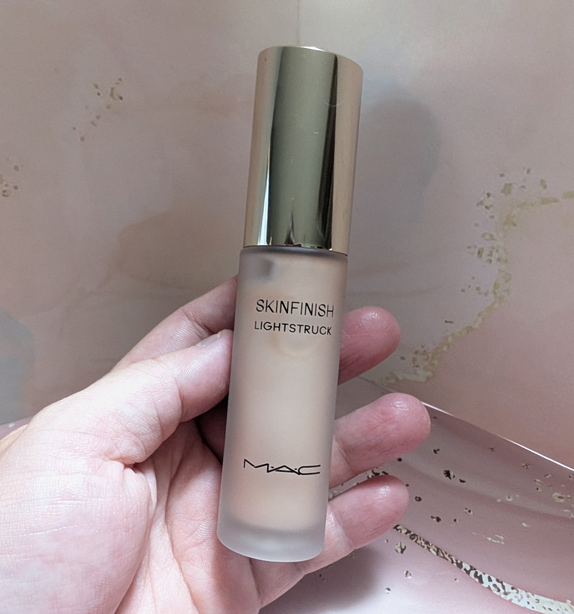 M・A・C スキンフィニッシュ ライトストラック リキッド ハイライターのクチコミ「#PR #maccosmeticsjapan

うるおうのにヨレにくい、超薄膜リキッドハイライ.....」（3枚目）