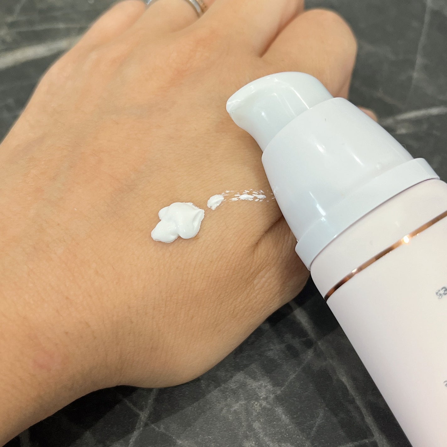 ホワイトニングドレストーンアップクリーム/COSNORI/化粧下地を使ったクチコミ(2枚目)