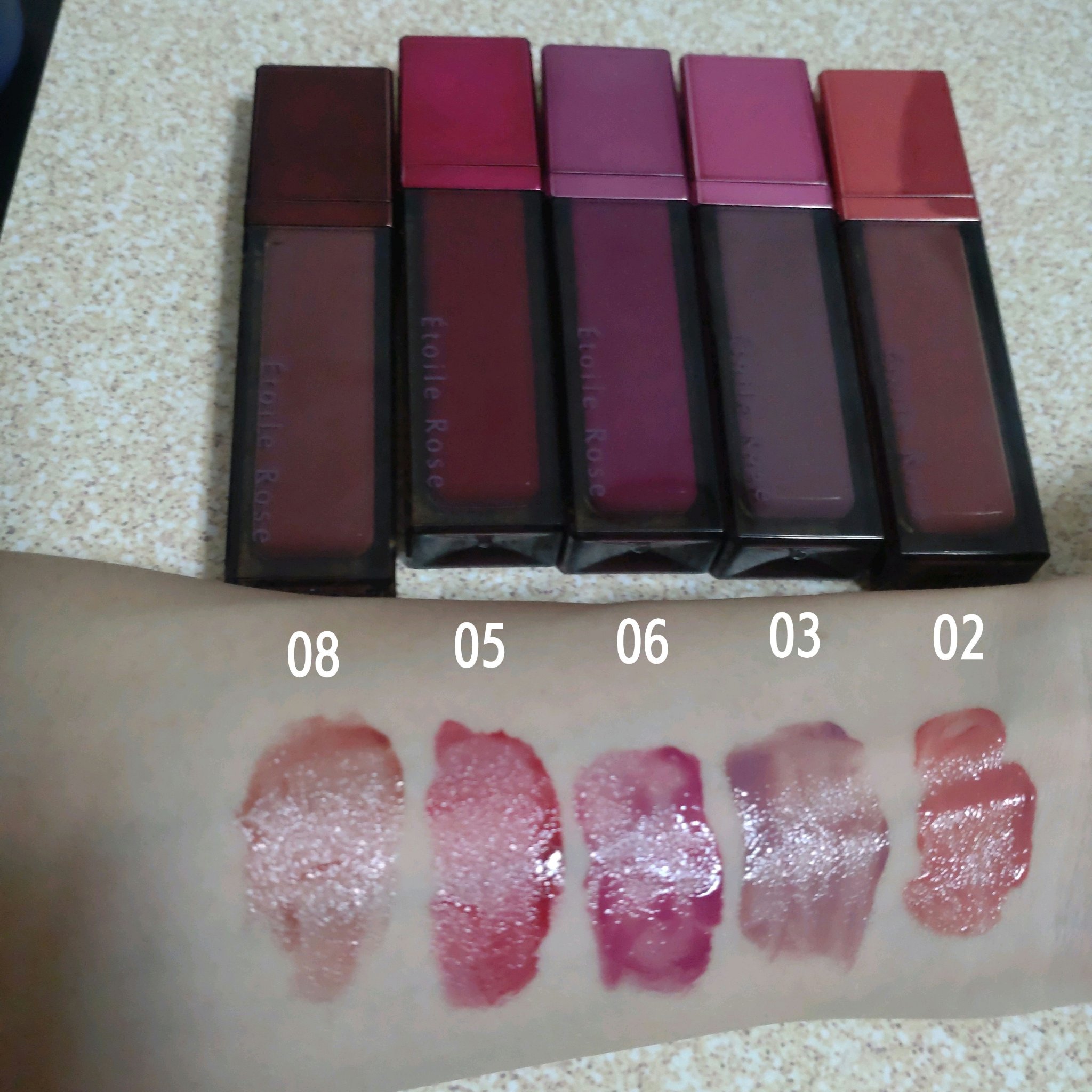 カラバリ豊富で色持ちもよいと思う

リップが一番パーソナルカラーを活かすといい、と何かで見かけまして
私はリップに紫みを入れると良いとのことで03のステラを一番使ってます。ストックするか悩む…
ぱっと見すごい色ですけど塗ると良い感じに馴染み