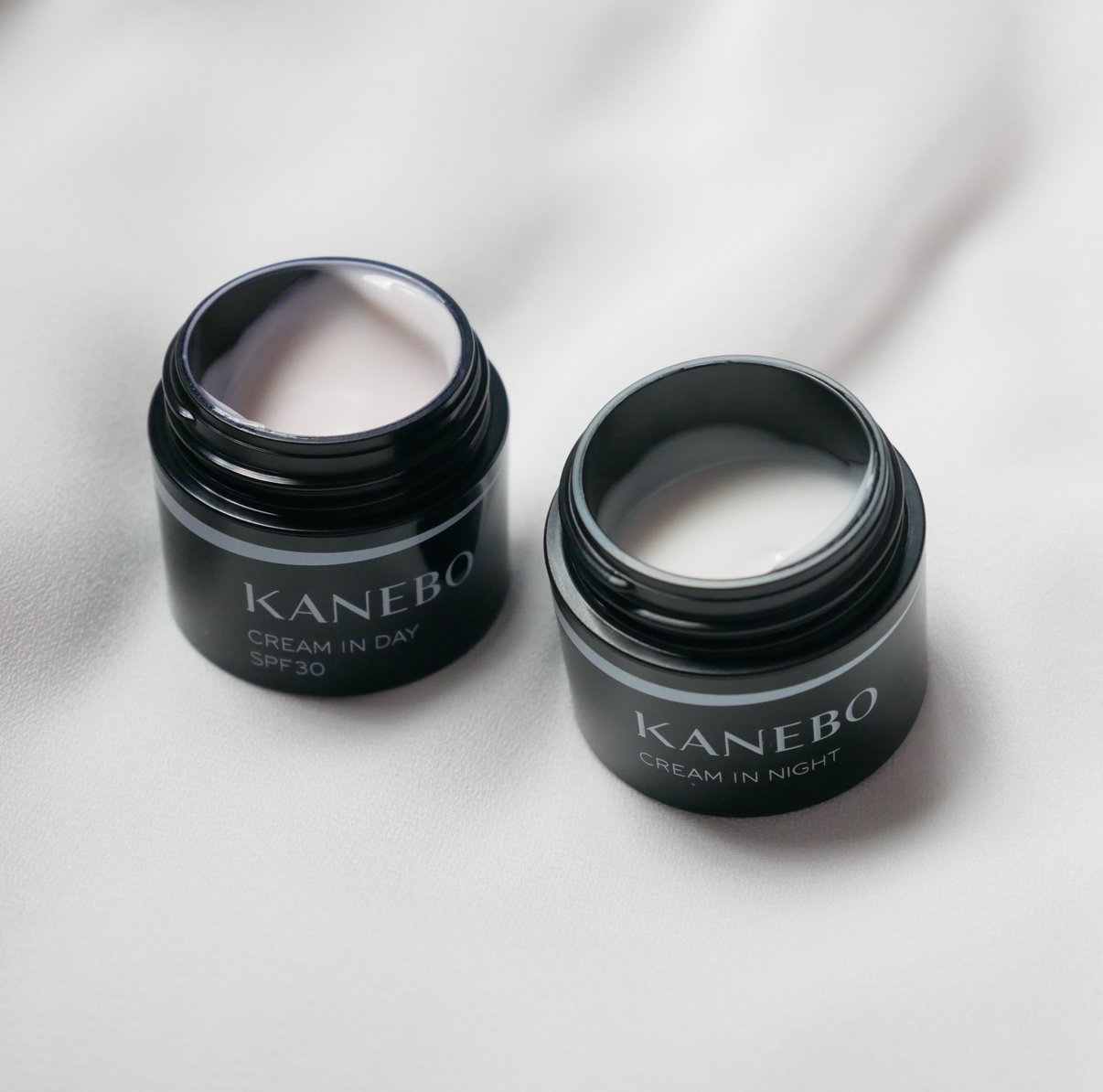 朝のスキンケアの最後に使う日中用クリーム。使ってみてまず驚いたのは、塗った瞬間の肌なじみの良さ。しっとりするのに表面はべたつかず、スッと軽やかに伸びて自然に馴染んでくれます。日中の乾燥やくすみを防いでくれるので、仕事や外出で長時間過ごす日も