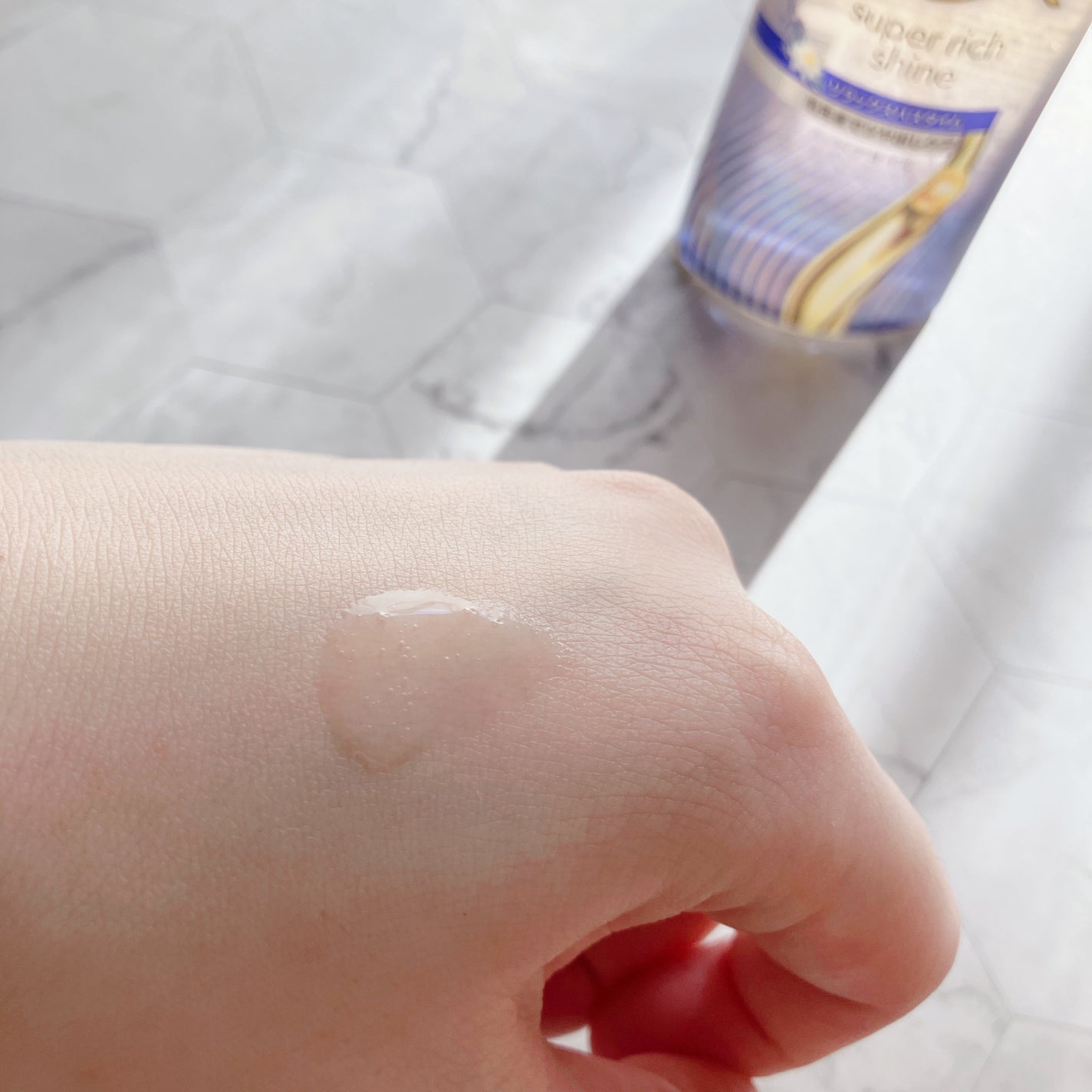 ラックス スーパーリッチシャイン リラックスナイトケア まとまりヘアオイル/LUX/ヘアオイルを使ったクチコミ(2枚目)