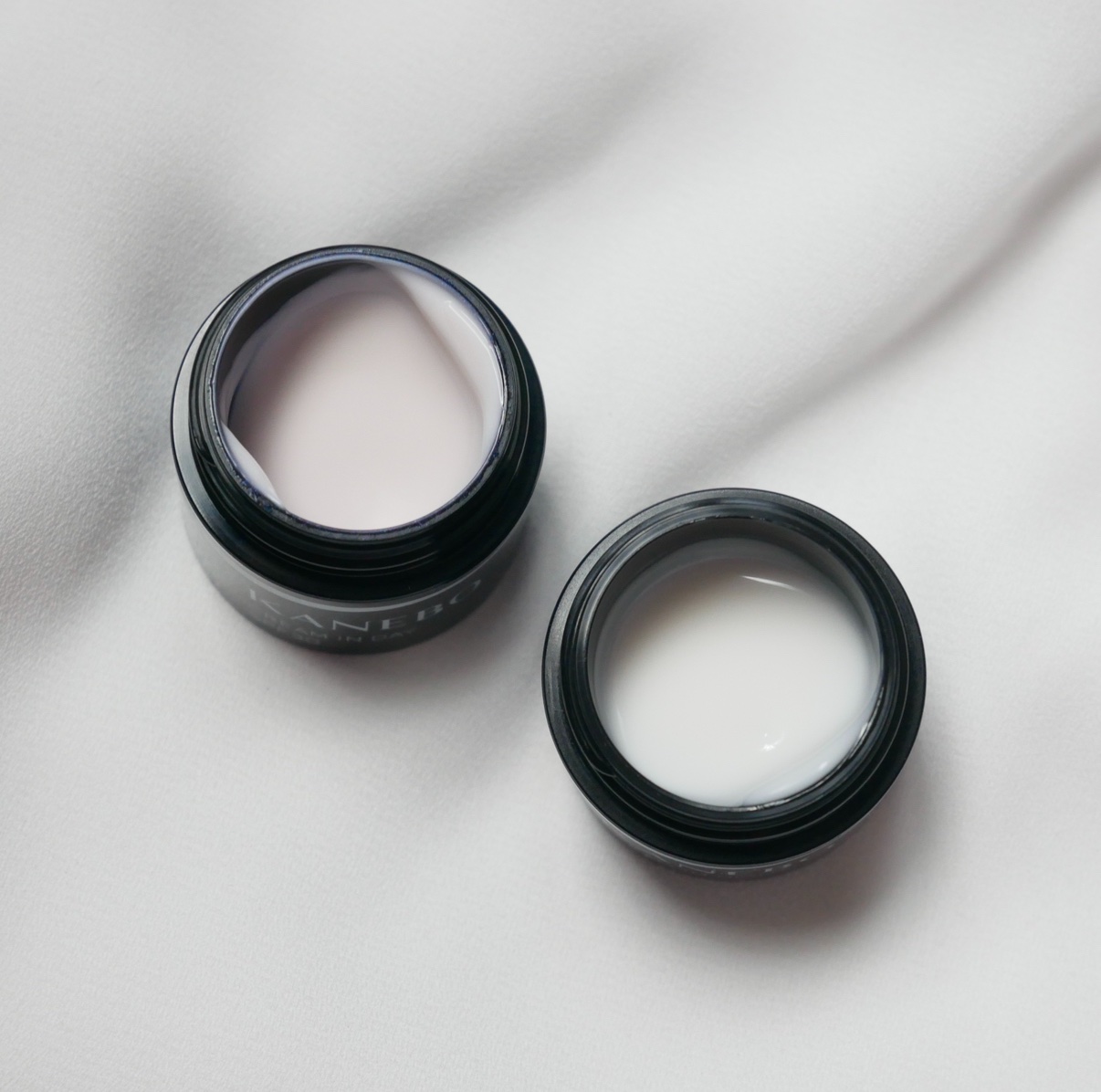 夜用クリームは、こっくり濃厚なテクスチャーが特徴。肌にのせるとしっとり包み込まれるような感覚で、まるでナイトパックをしているかのような安心感があります。塗った瞬間はリッチなのに重すぎず、肌にすぐ溶け込んでベタつかない仕上がり。寝ている間にう