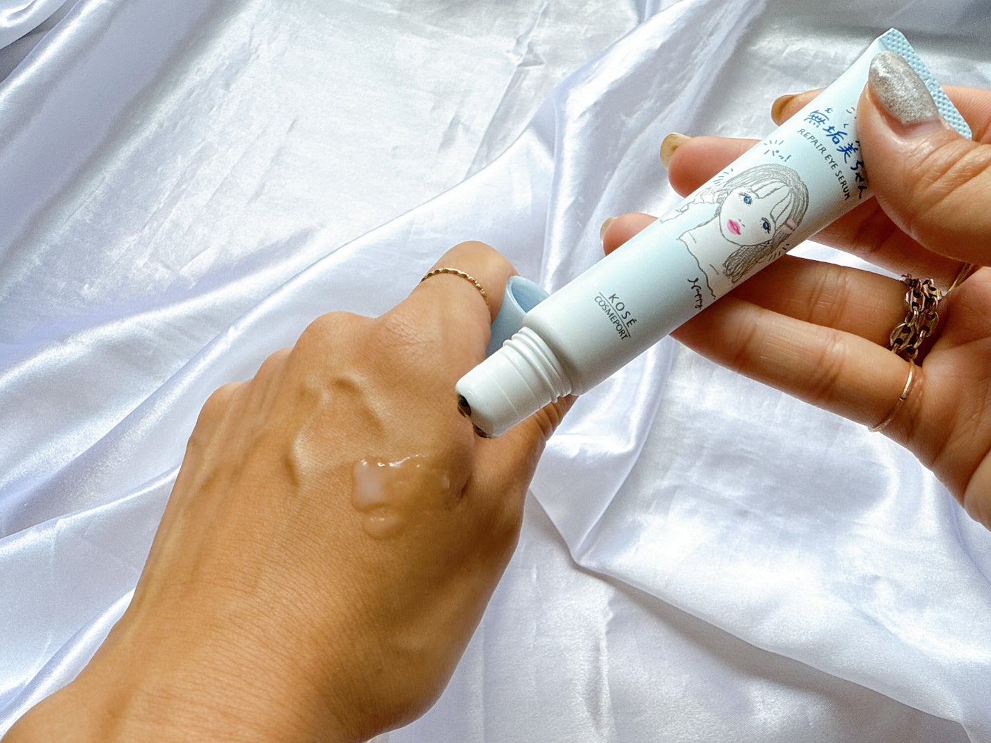 MISAKI on LIPS 「✔︎無垢美ちゃんアイセラム・ロールオンタイプだから、ひんやり気..」(3枚目)