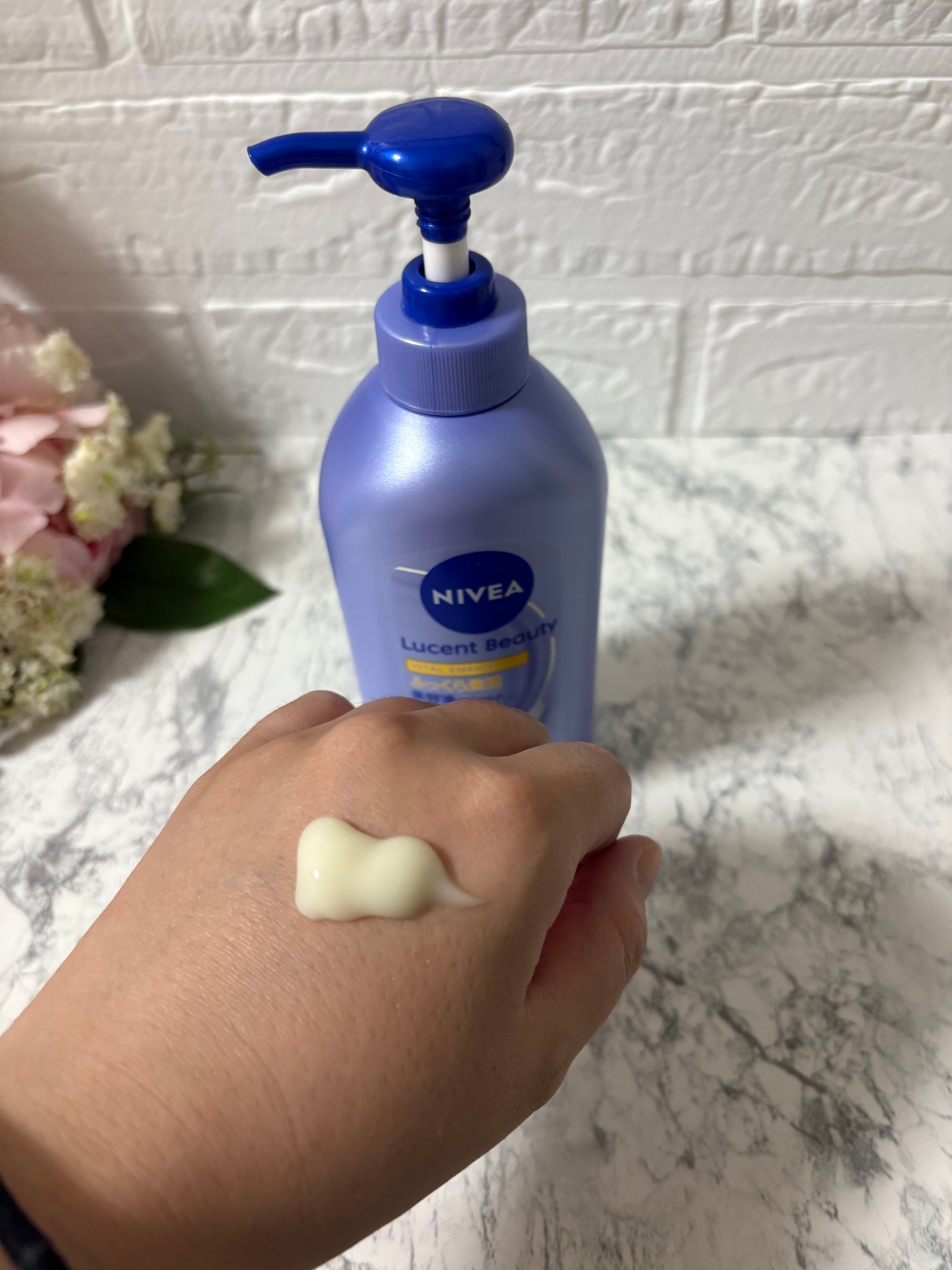 ニベア ルーセントビューティ バイタルエンリッチ ふっくら豊潤美容液ボディミルク カモミール&ローズの香り/ニベア/ボディミルクを使ったクチコミ(2枚目)