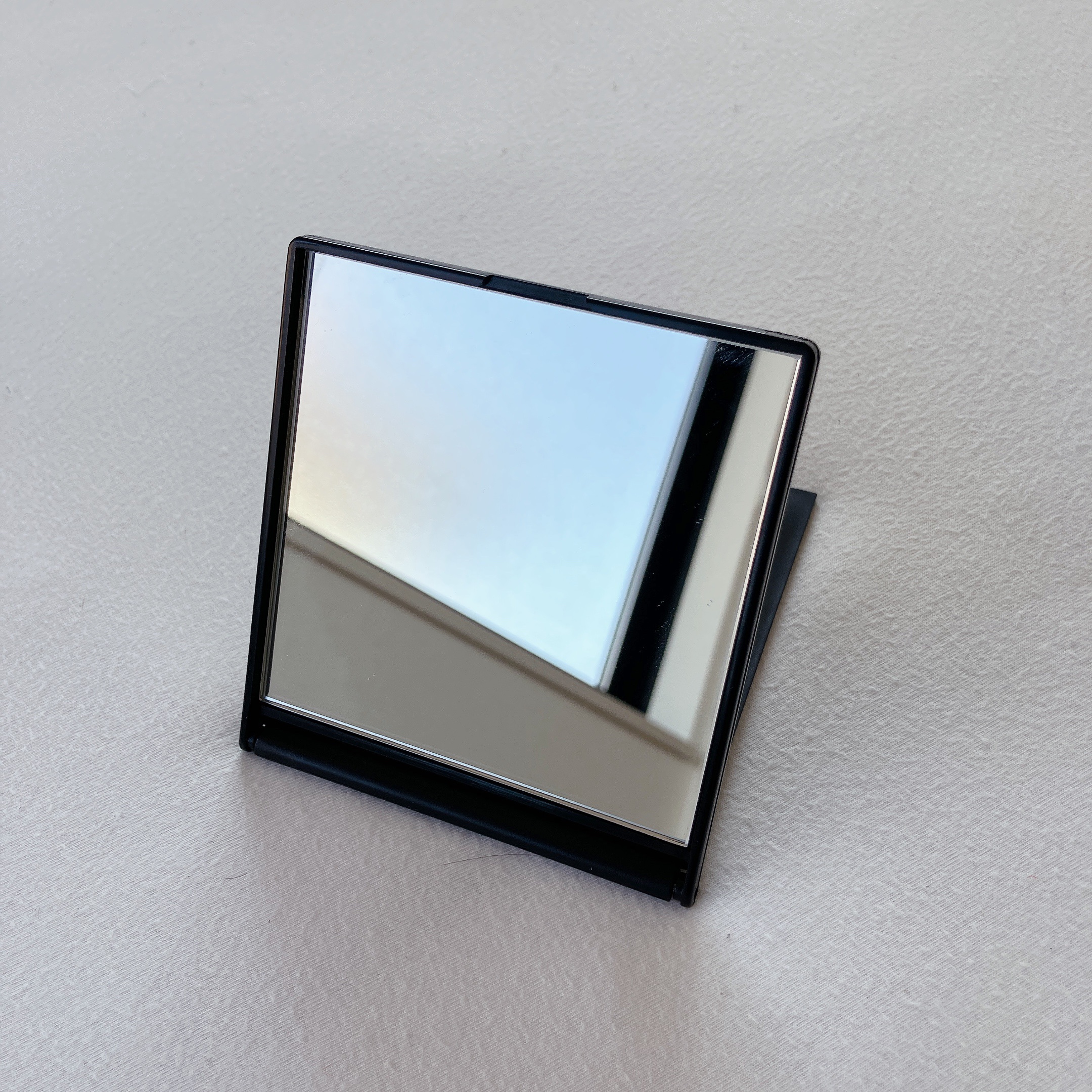 リアルックミラー コンパクトサイズ ブラック/ロージーローザ/その他化粧小物を使ったクチコミ（2枚目）