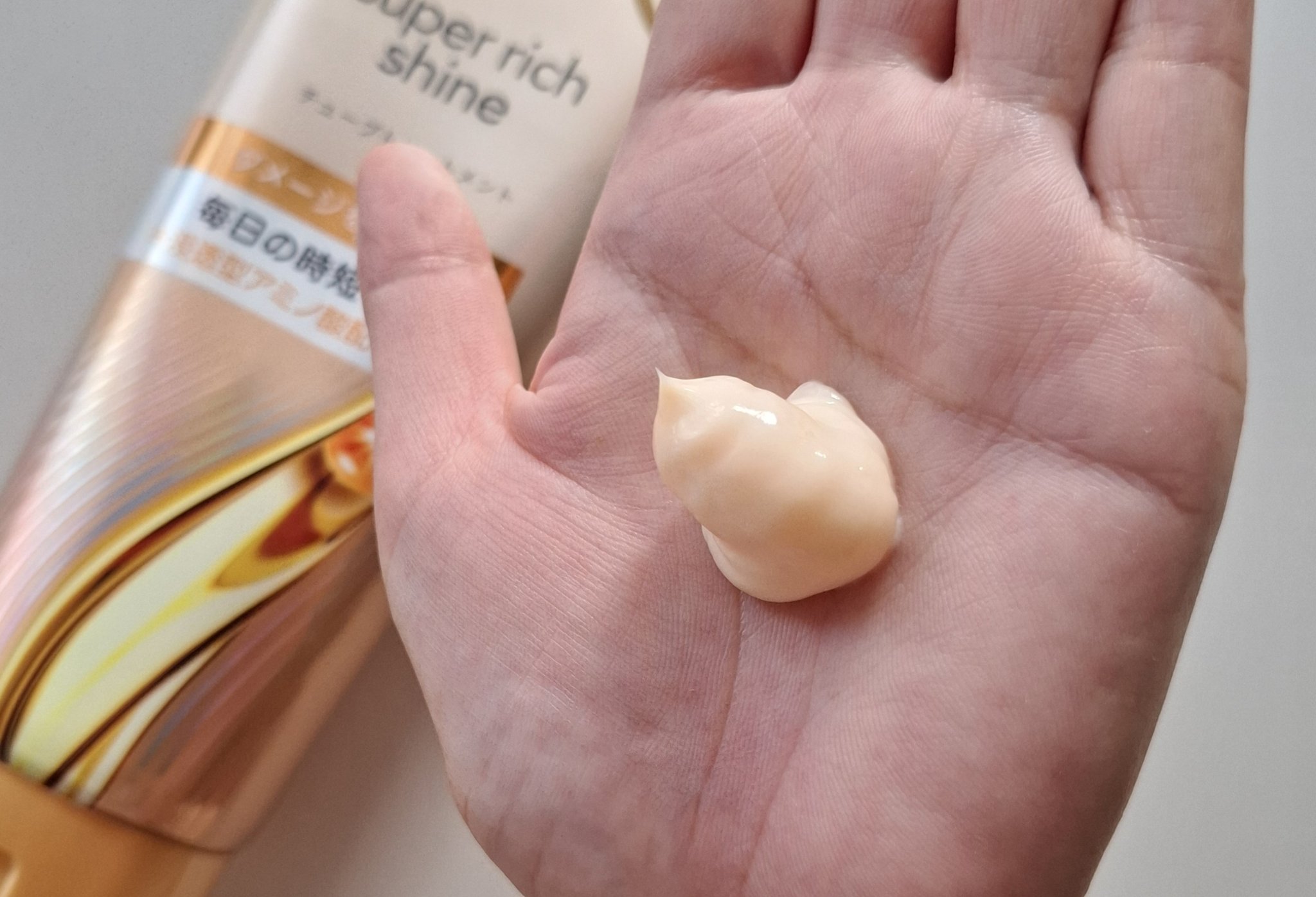 LUX ラックス　スーパーリッチシャイン ダメージリペア　補修チューブトリートメントのクチコミ「\\すぐすすいでOK。毎日の時短ケアに//

高密着な使い心地で均一に馴染み、ダメージ補修する.....」（2枚目）