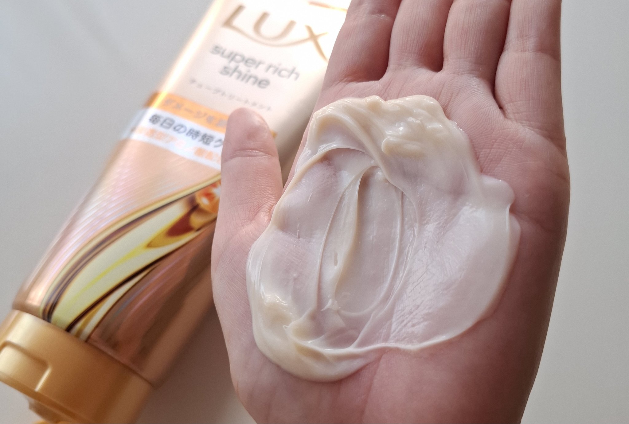 LUX ラックス　スーパーリッチシャイン ダメージリペア　補修チューブトリートメントのクチコミ「\\すぐすすいでOK。毎日の時短ケアに//

高密着な使い心地で均一に馴染み、ダメージ補修する.....」（3枚目）