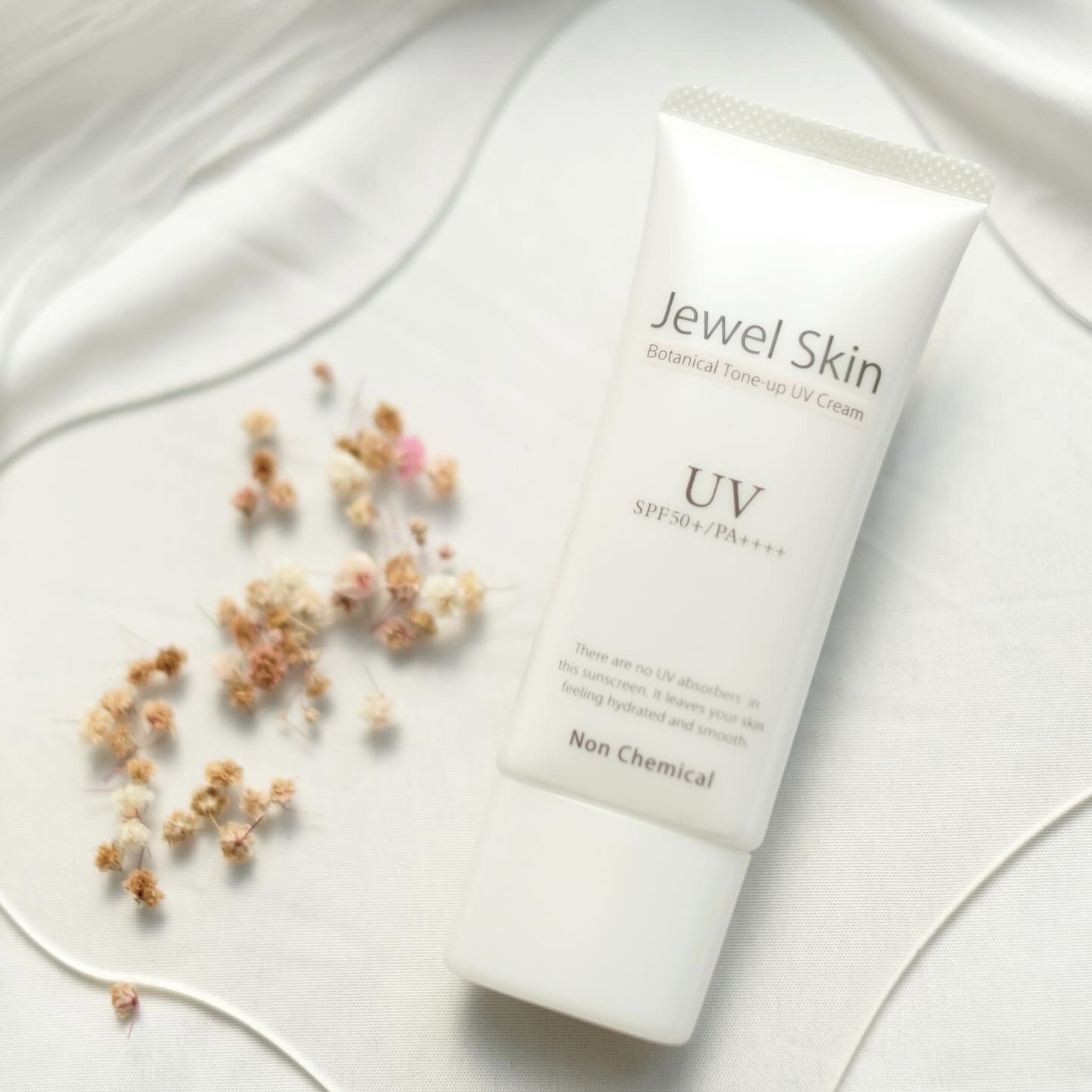 ノンケミカル処方で、しっかりUVカット☀️✨
こんにちは、ソイラテです 𖠚ᐝ
⁡
┈┈┈┈┈┈┈┈┈┈┈┈
⁡jewel skin
ジュエルスキンボタニカルトーンアップUVクリーム
SPF50+ PA++++
@
¥3.850 taxin