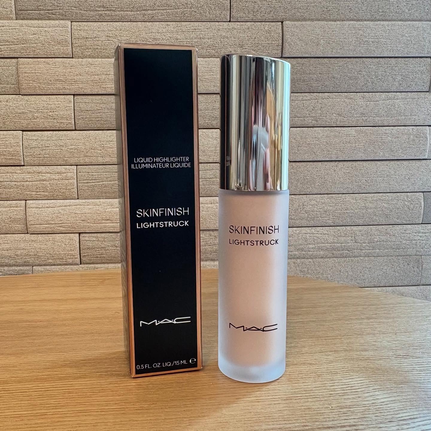 スキンフィニッシュ ライトストラック リキッド ハイライター/M・A・C/リキッドハイライトを使ったクチコミ（2枚目）