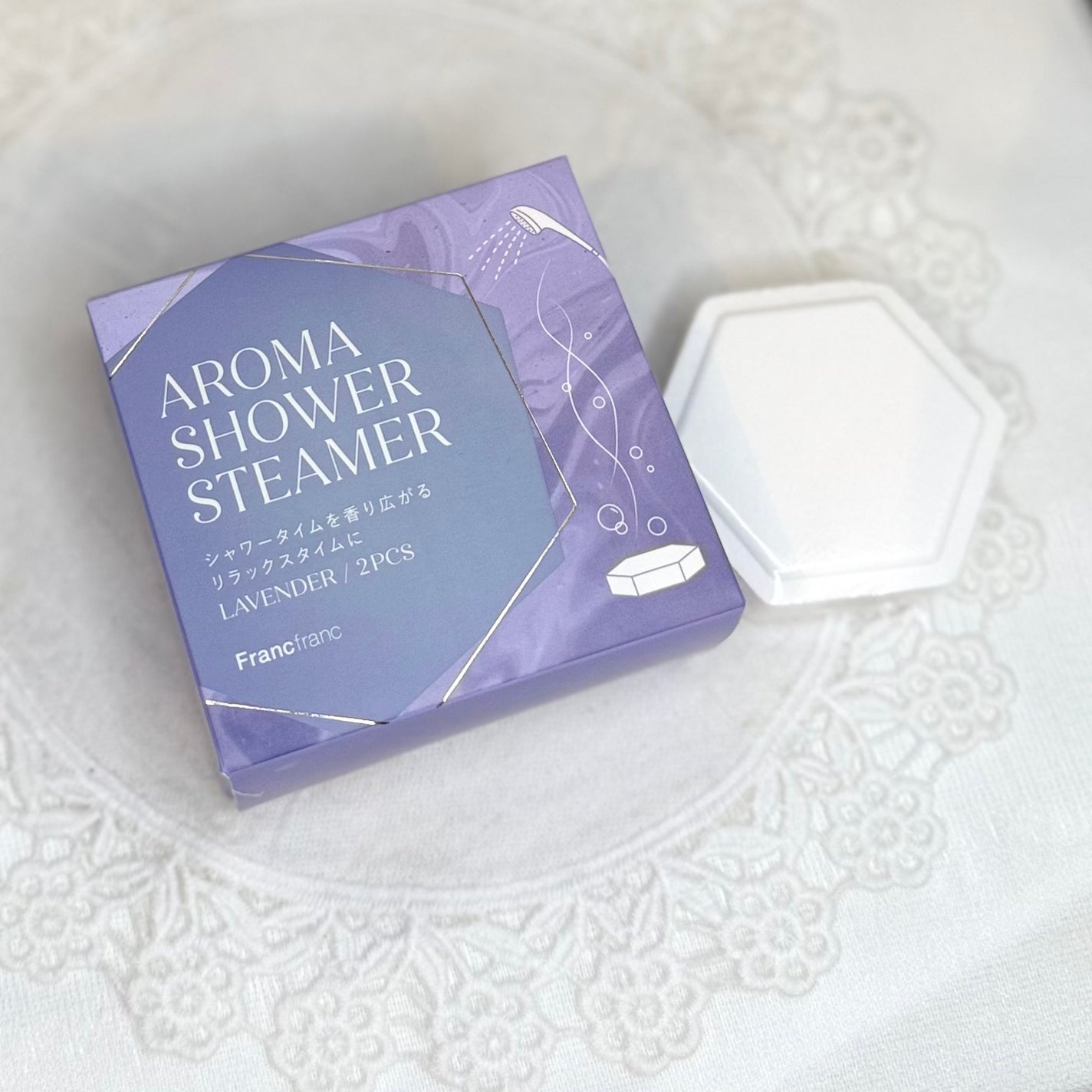 Tomoko/見えない世界から届ける“儚げ透明感メイク“ on LIPS 「シャワーの香り演出がスパ級…!ラベンダー六角アロマで“儚い癒し..」(1枚目)