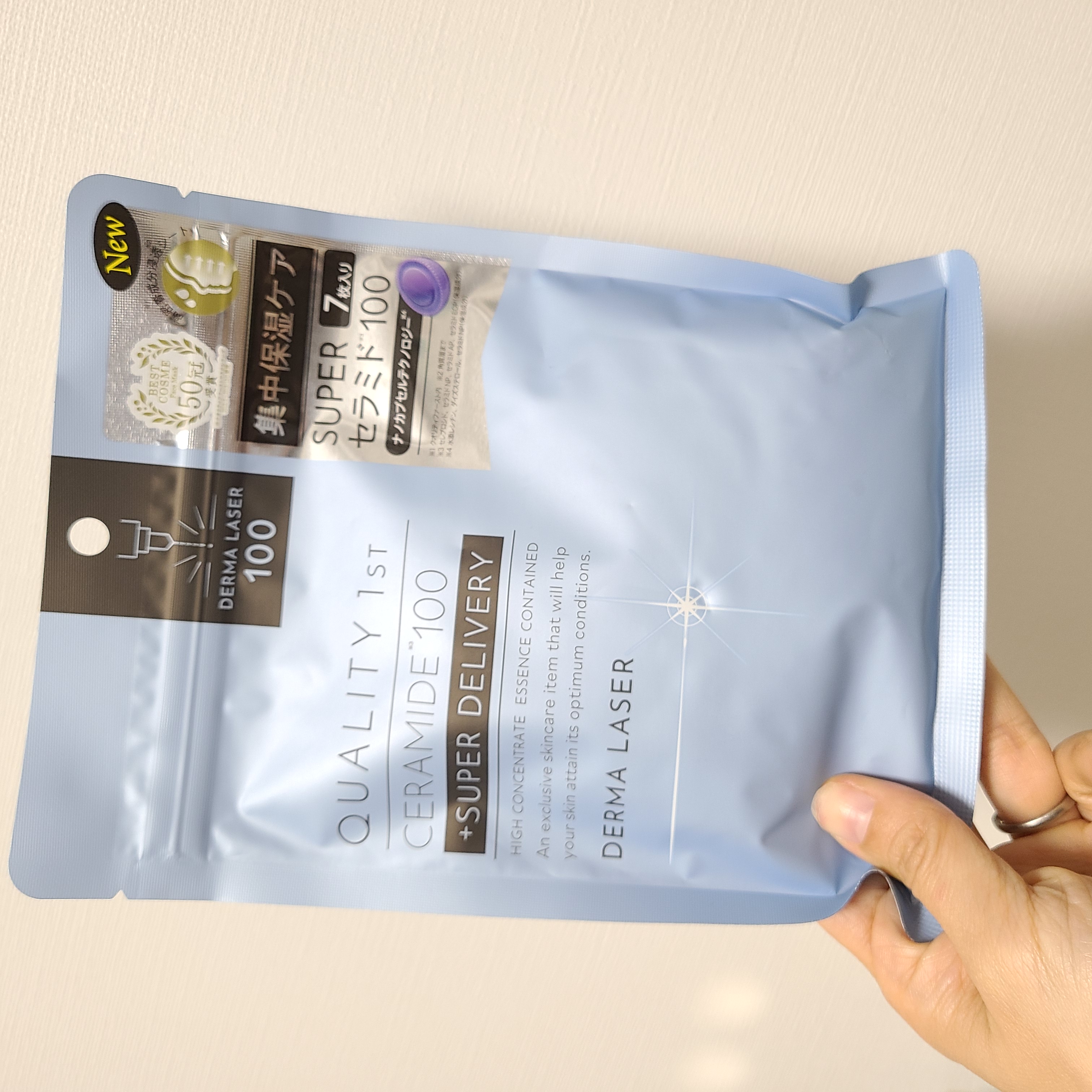 クオリティファーストダーマレーザーのシートマスク　セラミド１００です。
たっぷりひたひたの液に厚手のシートマスクが入っています。
液がたっぷり使えるのでしっかり潤います♡
液がたくさん残るので１００円ショップで買ったシートマスクを投入して使